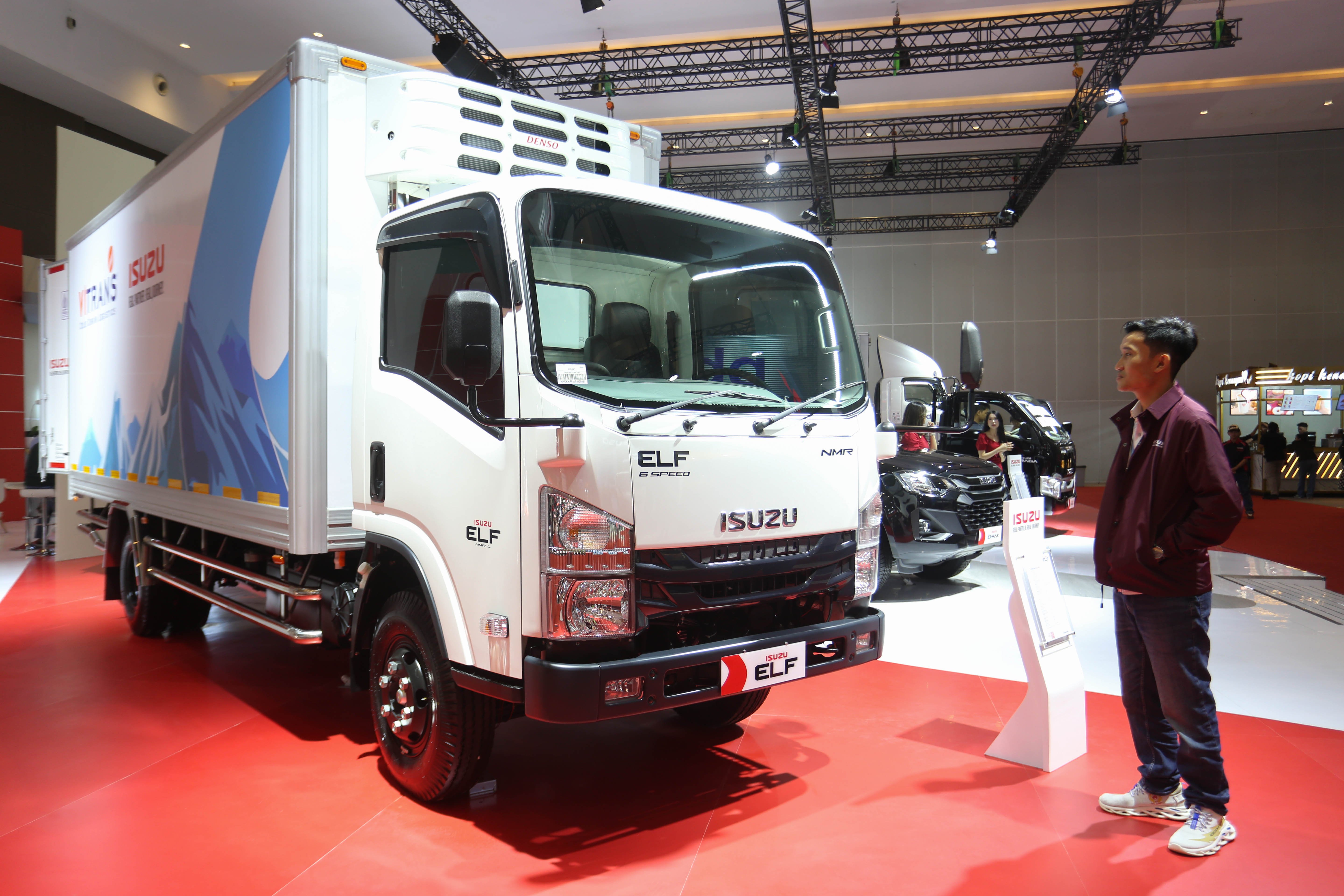 Pengunjung melihat kendaraan niaga yang dipamerkan di Gaikindo Indonesia International Commercial Vehicle Expo (GIICOMVEC) di JIExpo Kemayoran, Jakarta, Kamis (9/4/2026). Pameran yang berlangsung hingga 11 April 2026 ini diikuti oleh 14 merek yang menampilkan berbagai kendaraan komersial dengan teknologi dan inovasi terkini untuk kebutuhan operasional perusahaan.