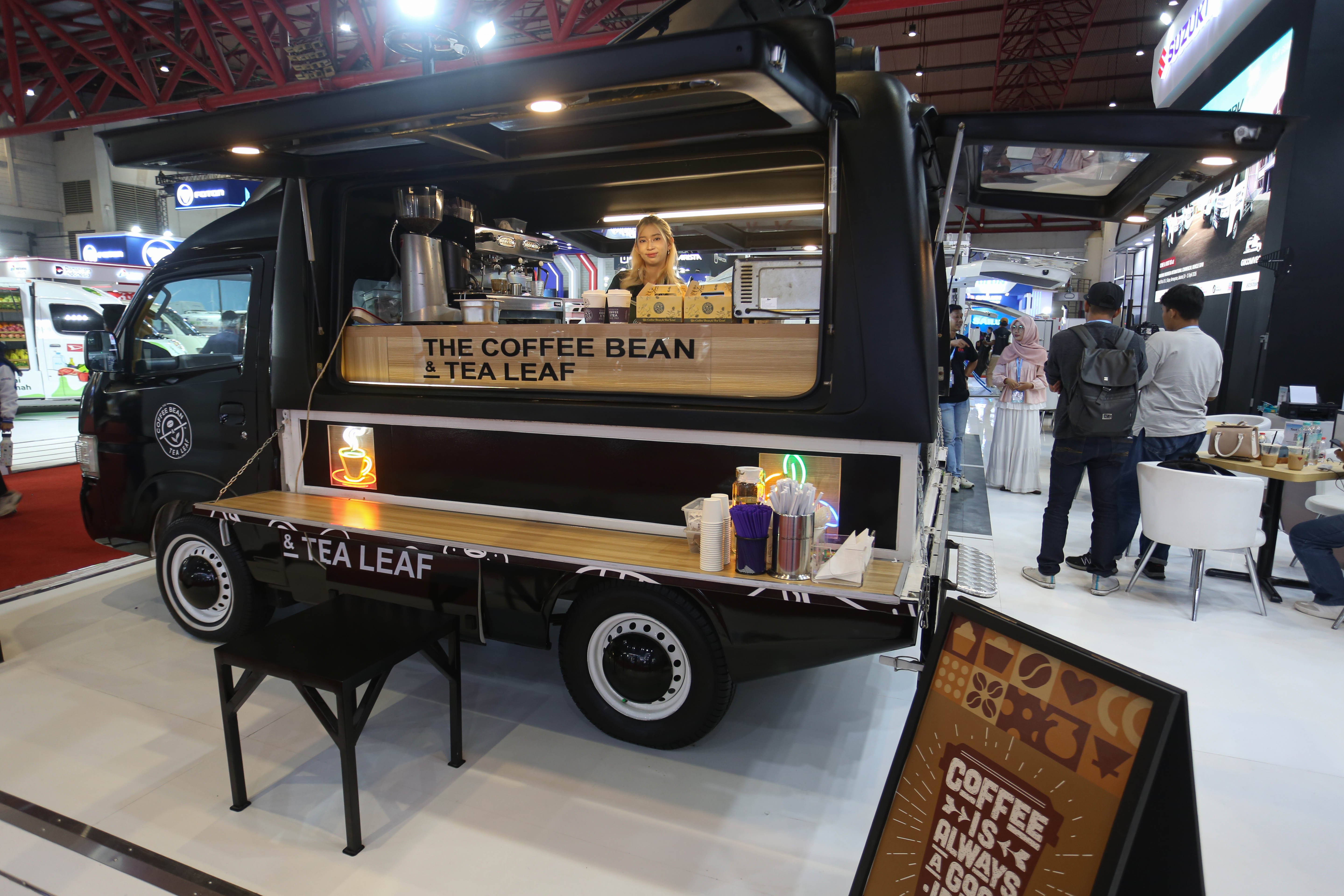 Pengunjung melihat kendaraan niaga yang dipamerkan di Gaikindo Indonesia International Commercial Vehicle Expo (GIICOMVEC) di JIExpo Kemayoran, Jakarta, Kamis (9/4/2026). Pameran yang berlangsung hingga 11 April 2026 ini diikuti oleh 14 merek yang menampilkan berbagai kendaraan komersial dengan teknologi dan inovasi terkini untuk kebutuhan operasional perusahaan.