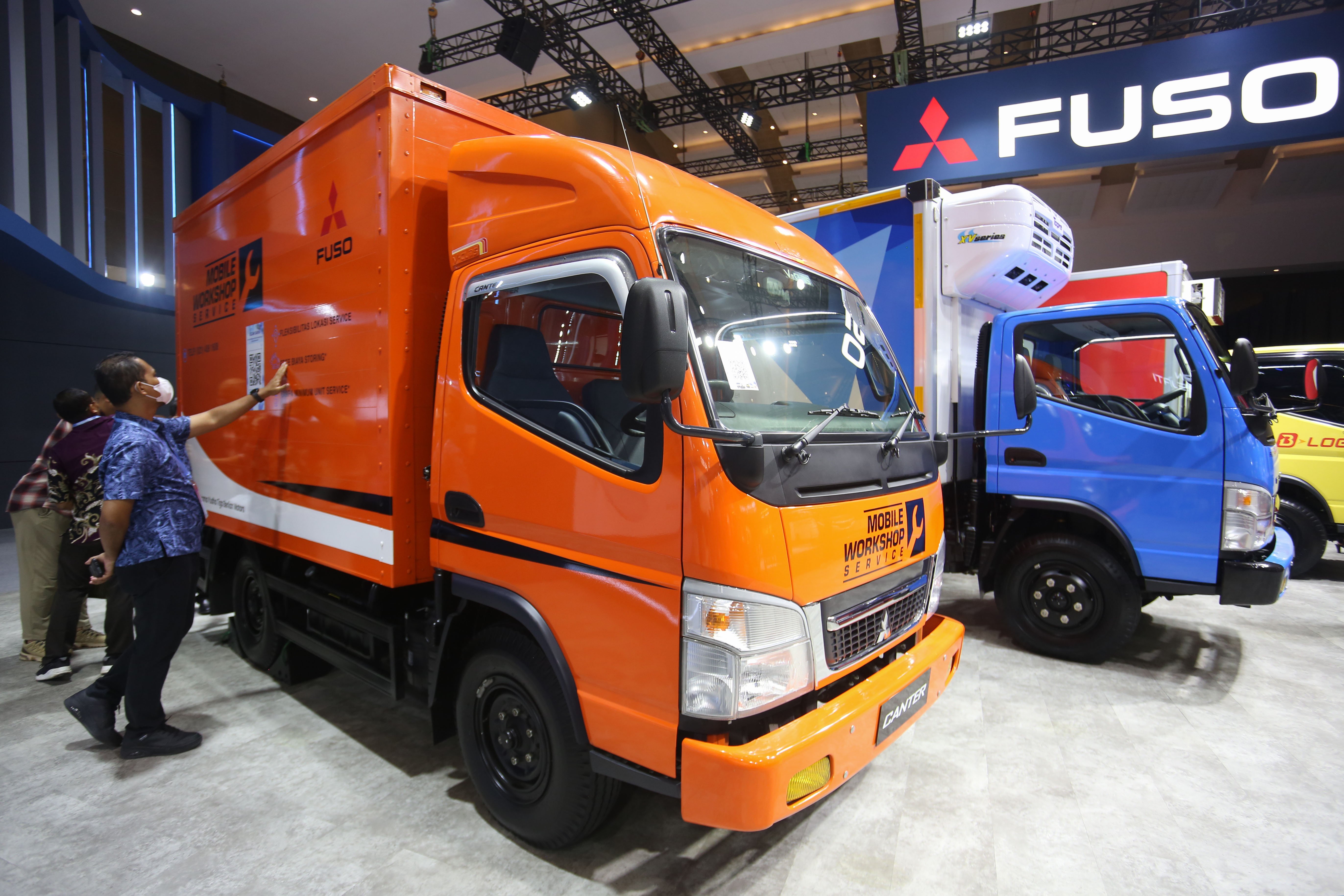 Pengunjung melihat kendaraan niaga yang dipamerkan di Gaikindo Indonesia International Commercial Vehicle Expo (GIICOMVEC) di JIExpo Kemayoran, Jakarta, Kamis (9/4/2026). Pameran yang berlangsung hingga 11 April 2026 ini diikuti oleh 14 merek yang menampilkan berbagai kendaraan komersial dengan teknologi dan inovasi terkini untuk kebutuhan operasional perusahaan.