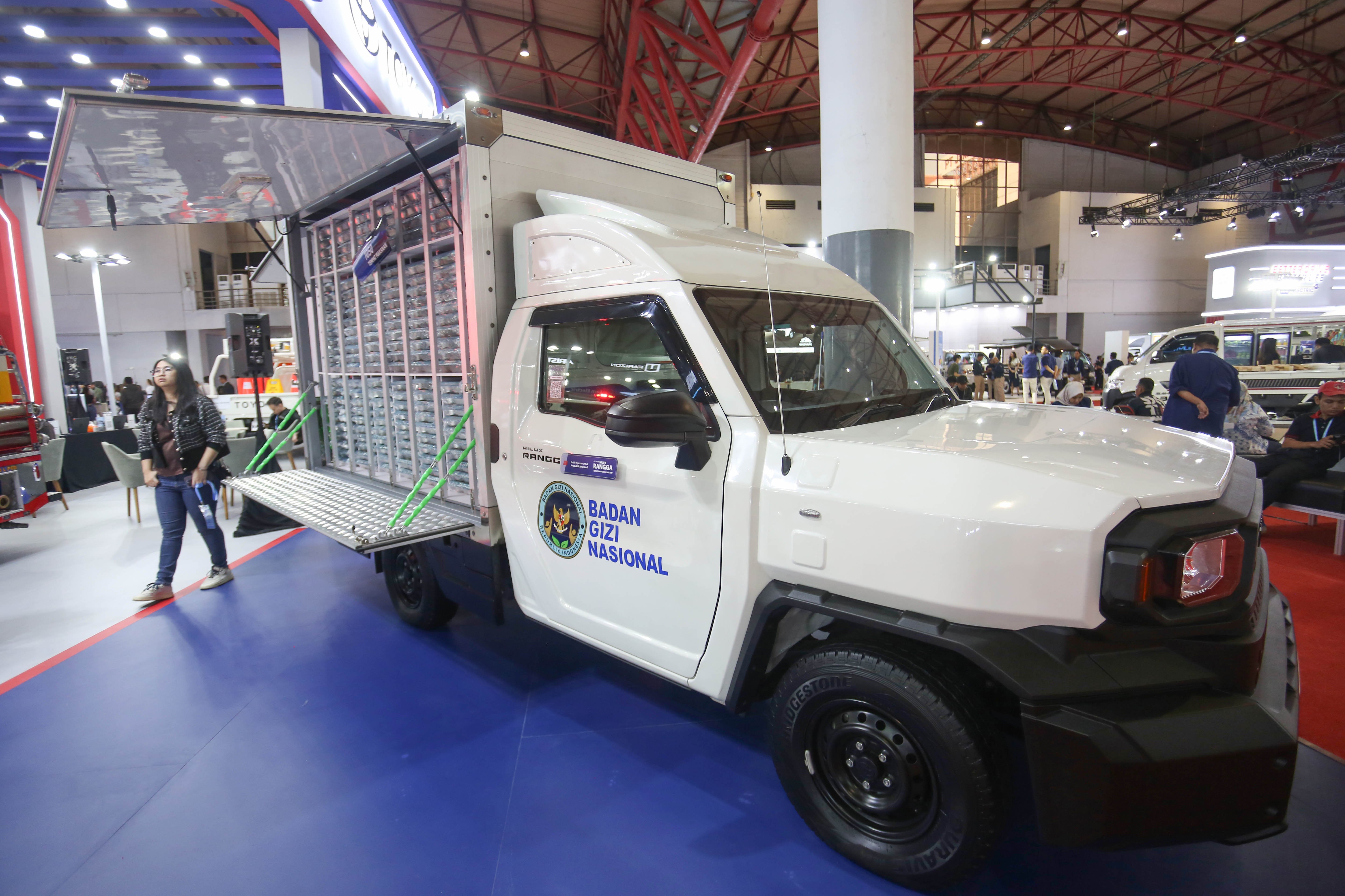 Pengunjung melihat kendaraan niaga yang dipamerkan di Gaikindo Indonesia International Commercial Vehicle Expo (GIICOMVEC) di JIExpo Kemayoran, Jakarta, Kamis (9/4/2026). Pameran yang berlangsung hingga 11 April 2026 ini diikuti oleh 14 merek yang menampilkan berbagai kendaraan komersial dengan teknologi dan inovasi terkini untuk kebutuhan operasional perusahaan.