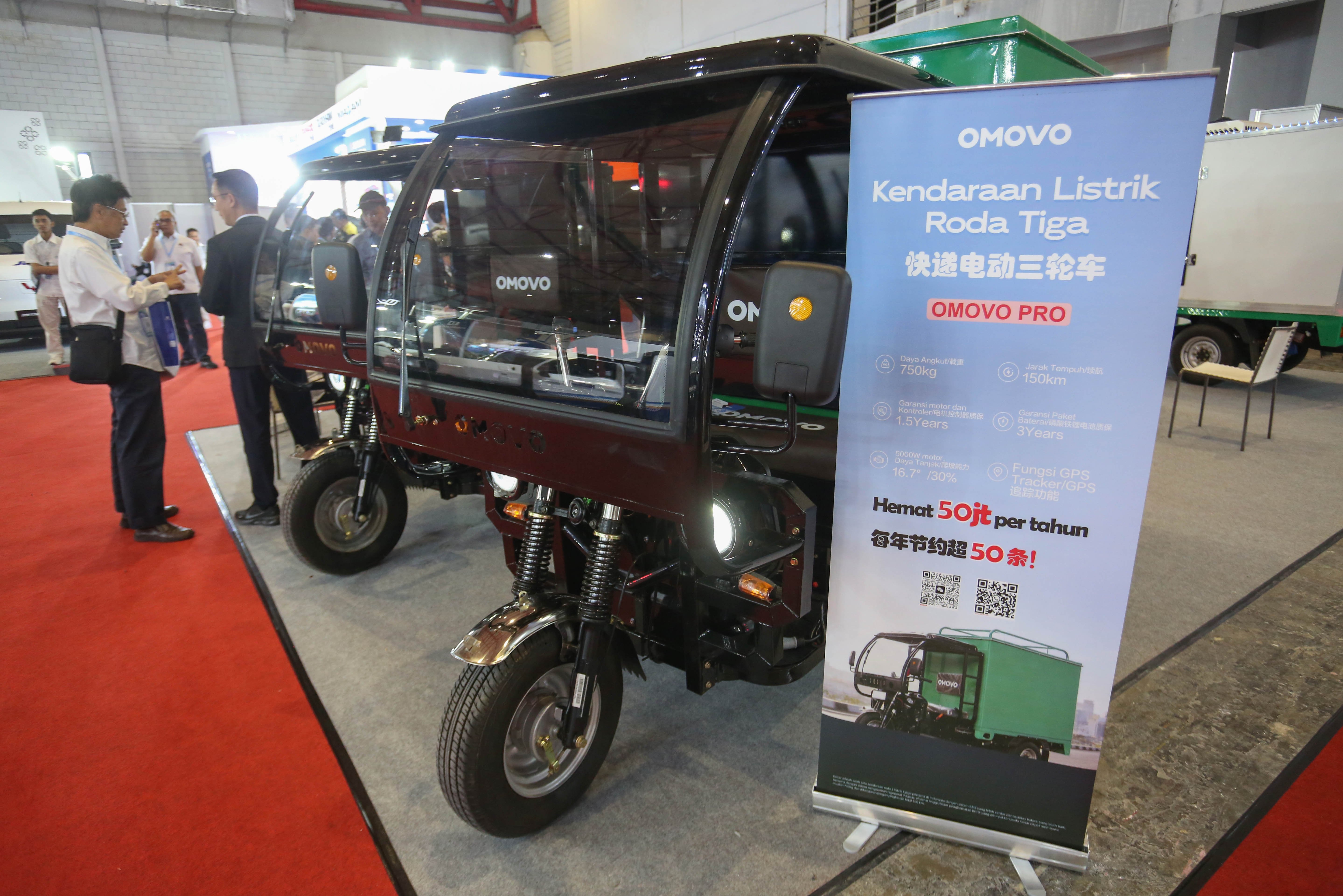 Pengunjung melihat kendaraan niaga yang dipamerkan di Gaikindo Indonesia International Commercial Vehicle Expo (GIICOMVEC) di JIExpo Kemayoran, Jakarta, Kamis (9/4/2026). Pameran yang berlangsung hingga 11 April 2026 ini diikuti oleh 14 merek yang menampilkan berbagai kendaraan komersial dengan teknologi dan inovasi terkini untuk kebutuhan operasional perusahaan.