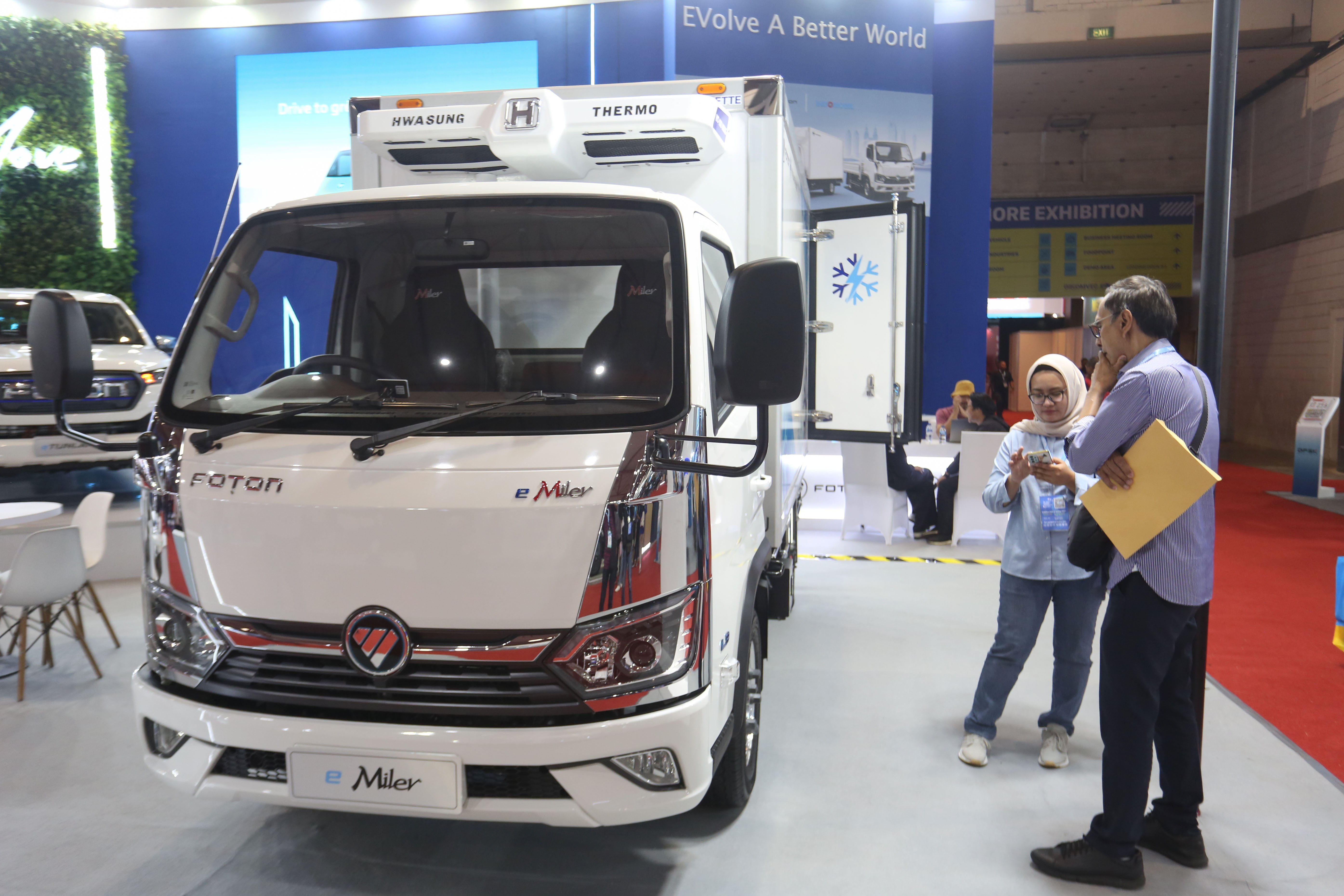 Pengunjung melihat kendaraan niaga yang dipamerkan di Gaikindo Indonesia International Commercial Vehicle Expo (GIICOMVEC) di JIExpo Kemayoran, Jakarta, Kamis (9/4/2026). Pameran yang berlangsung hingga 11 April 2026 ini diikuti oleh 14 merek yang menampilkan berbagai kendaraan komersial dengan teknologi dan inovasi terkini untuk kebutuhan operasional perusahaan.