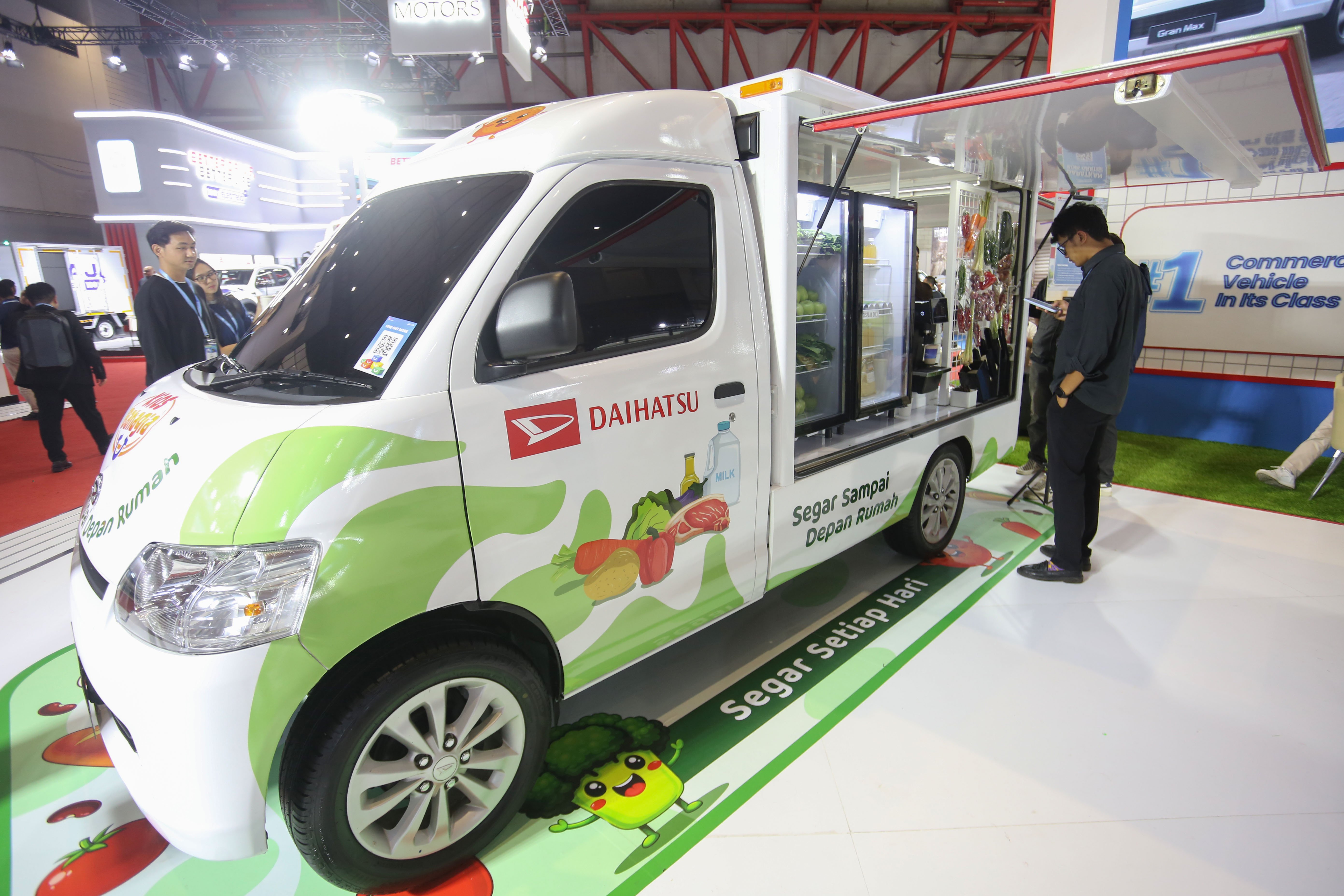 Pengunjung melihat kendaraan niaga yang dipamerkan di Gaikindo Indonesia International Commercial Vehicle Expo (GIICOMVEC) di JIExpo Kemayoran, Jakarta, Kamis (9/4/2026). Pameran yang berlangsung hingga 11 April 2026 ini diikuti oleh 14 merek yang menampilkan berbagai kendaraan komersial dengan teknologi dan inovasi terkini untuk kebutuhan operasional perusahaan.