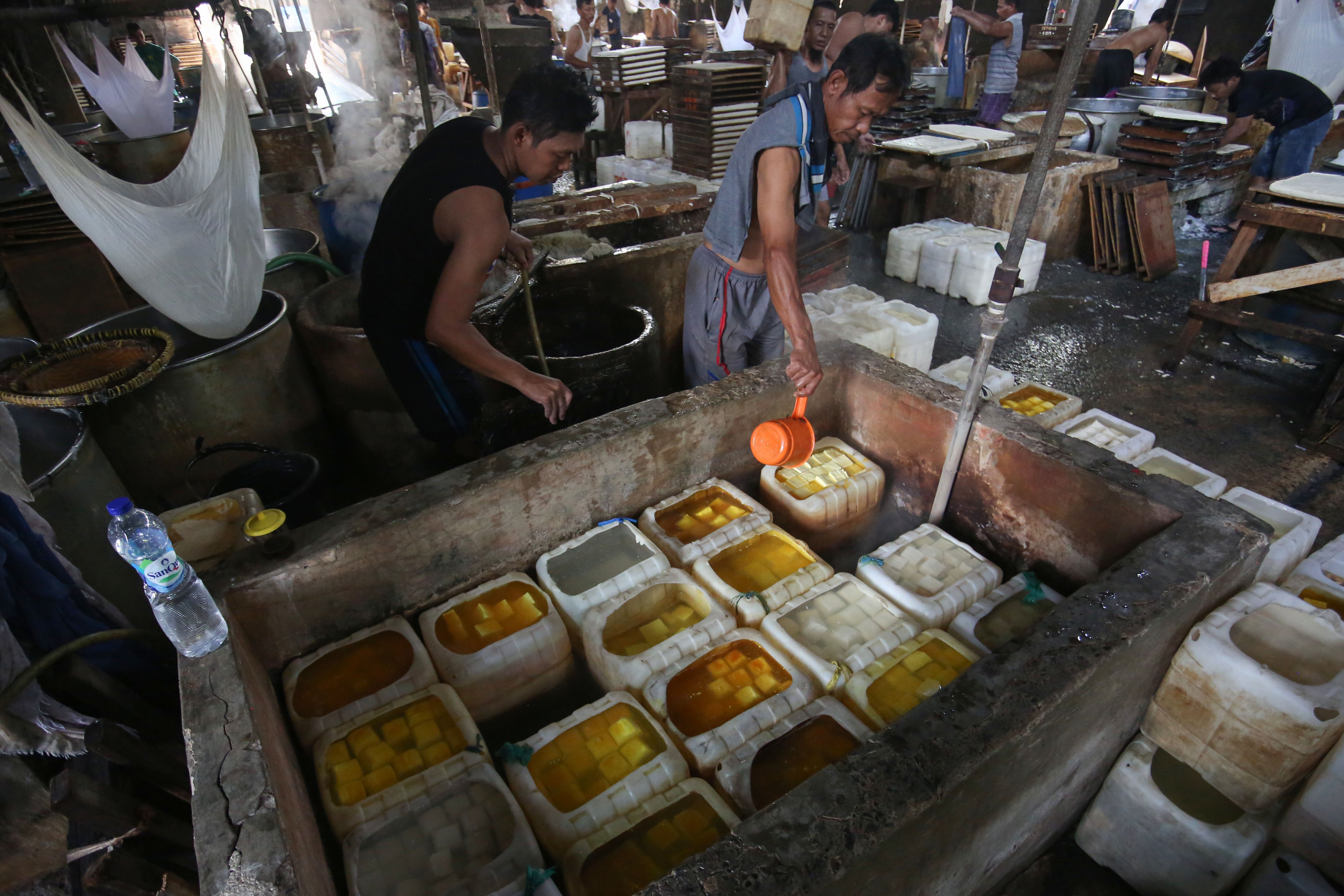 Pekerja menyelesaikan pembuatan tahu di rumah produksi tahu kawasan Duren Tiga, Jakarta, Senin (13/4/2026). Kenaikan harga kedelai dari Rp 8.600 hingga Rp 11.000 per kilogramnya membuat pengrajin mengurangi ukuran tahu guna mencegah kenaikan harga jual ke pasar sehingga daya beli konsumen dapat terjaga.