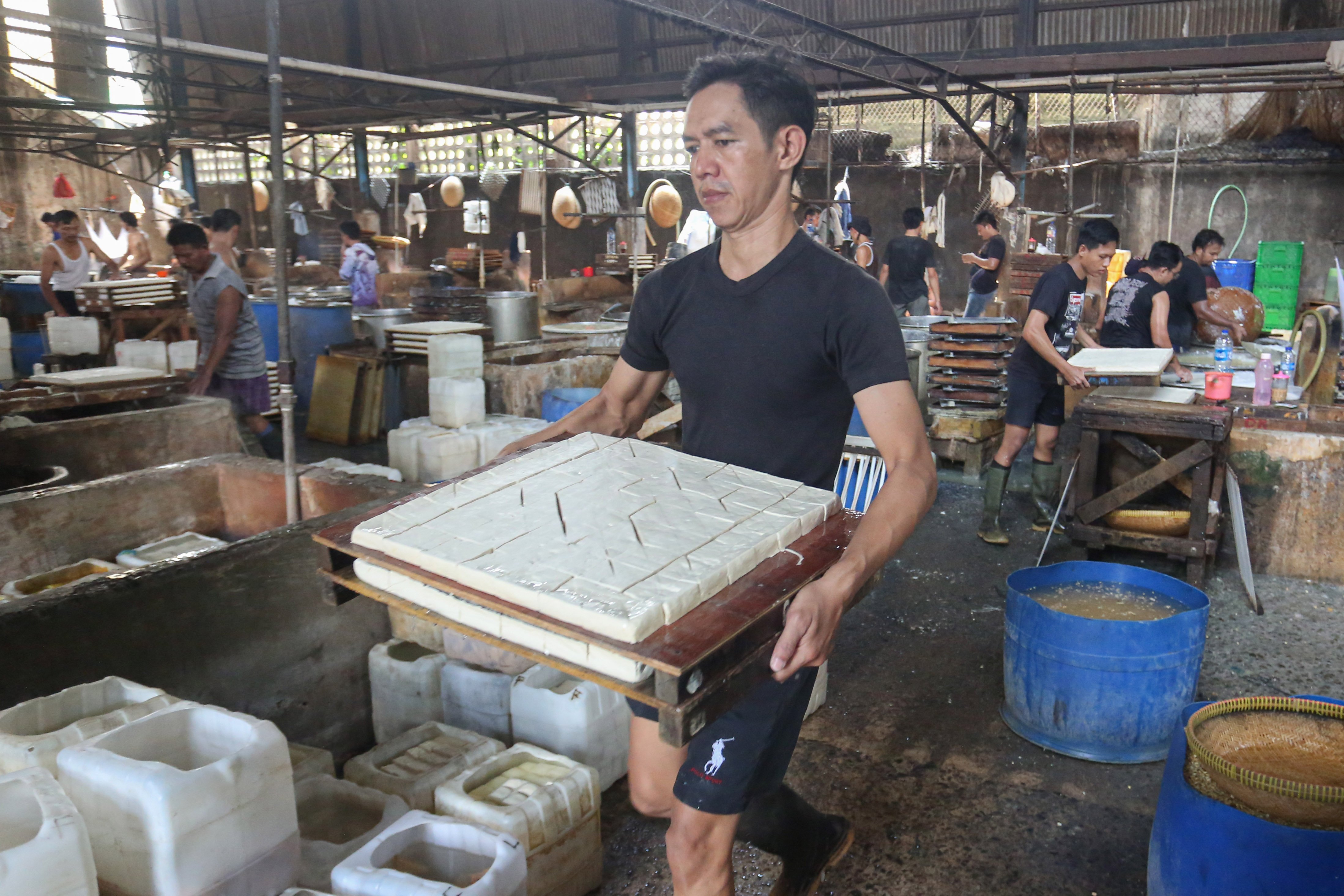 Pekerja menyelesaikan pembuatan tahu di rumah produksi tahu kawasan Duren Tiga, Jakarta, Senin (13/4/2026). Kenaikan harga kedelai dari Rp 8.600 hingga Rp 11.000 per kilogramnya membuat pengrajin mengurangi ukuran tahu guna mencegah kenaikan harga jual ke pasar sehingga daya beli konsumen dapat terjaga.