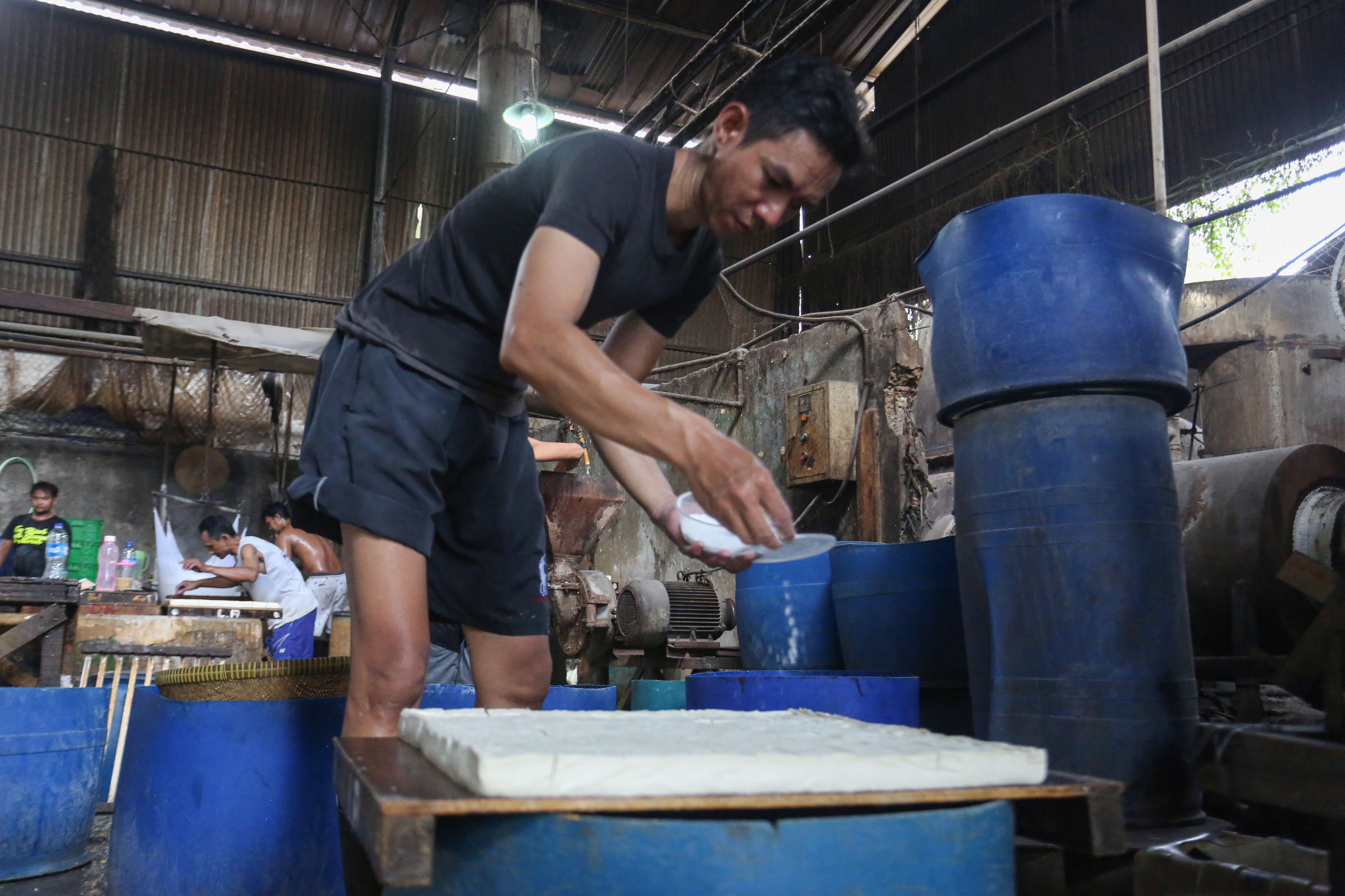Pekerja menyelesaikan pembuatan tahu di rumah produksi tahu kawasan Duren Tiga, Jakarta, Senin (13/4/2026). Kenaikan harga kedelai dari Rp 8.600 hingga Rp 11.000 per kilogramnya membuat pengrajin mengurangi ukuran tahu guna mencegah kenaikan harga jual ke pasar sehingga daya beli konsumen dapat terjaga.