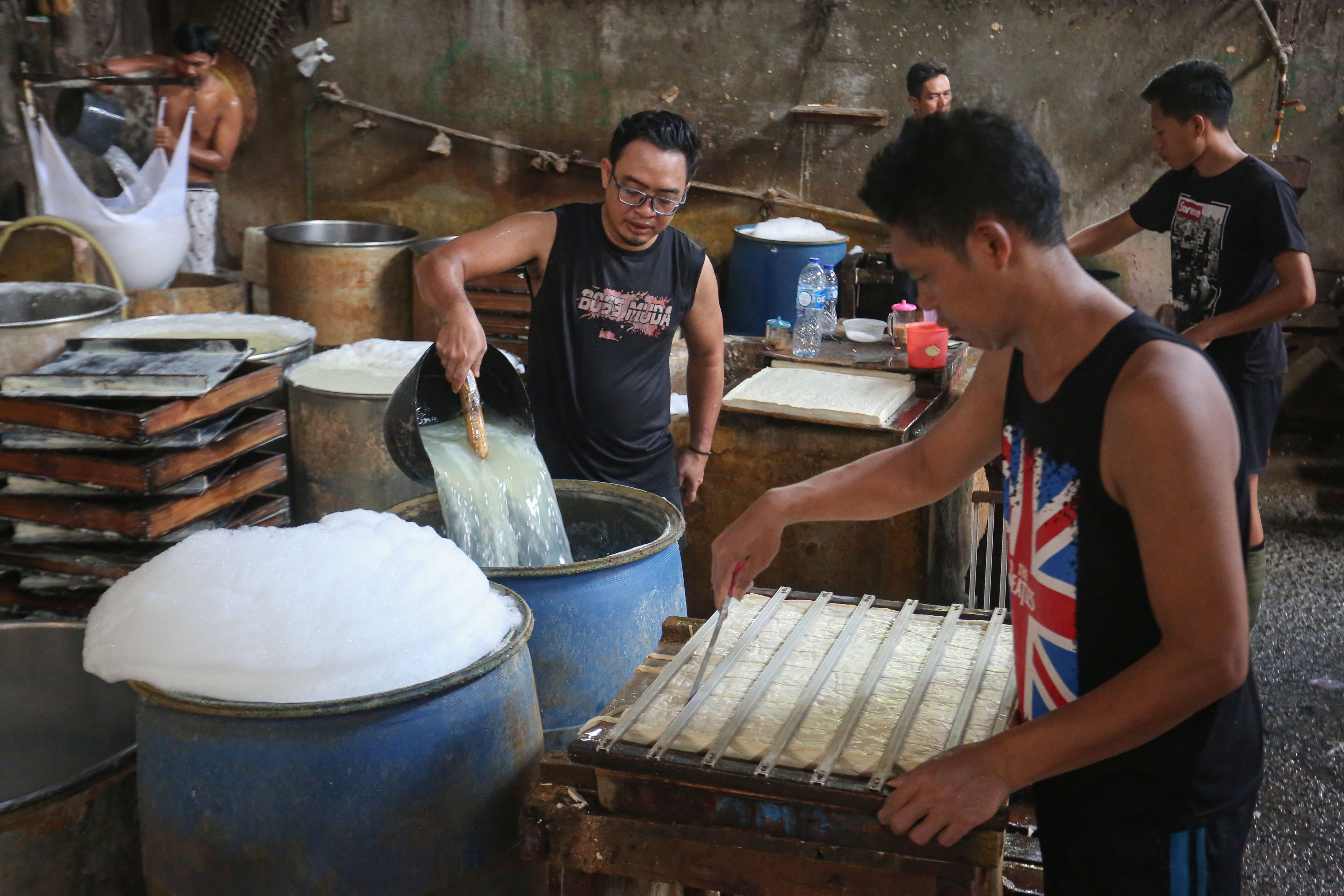 Pekerja menyelesaikan pembuatan tahu di rumah produksi tahu kawasan Duren Tiga, Jakarta, Senin (13/4/2026). Kenaikan harga kedelai dari Rp 8.600 hingga Rp 11.000 per kilogramnya membuat pengrajin mengurangi ukuran tahu guna mencegah kenaikan harga jual ke pasar sehingga daya beli konsumen dapat terjaga.