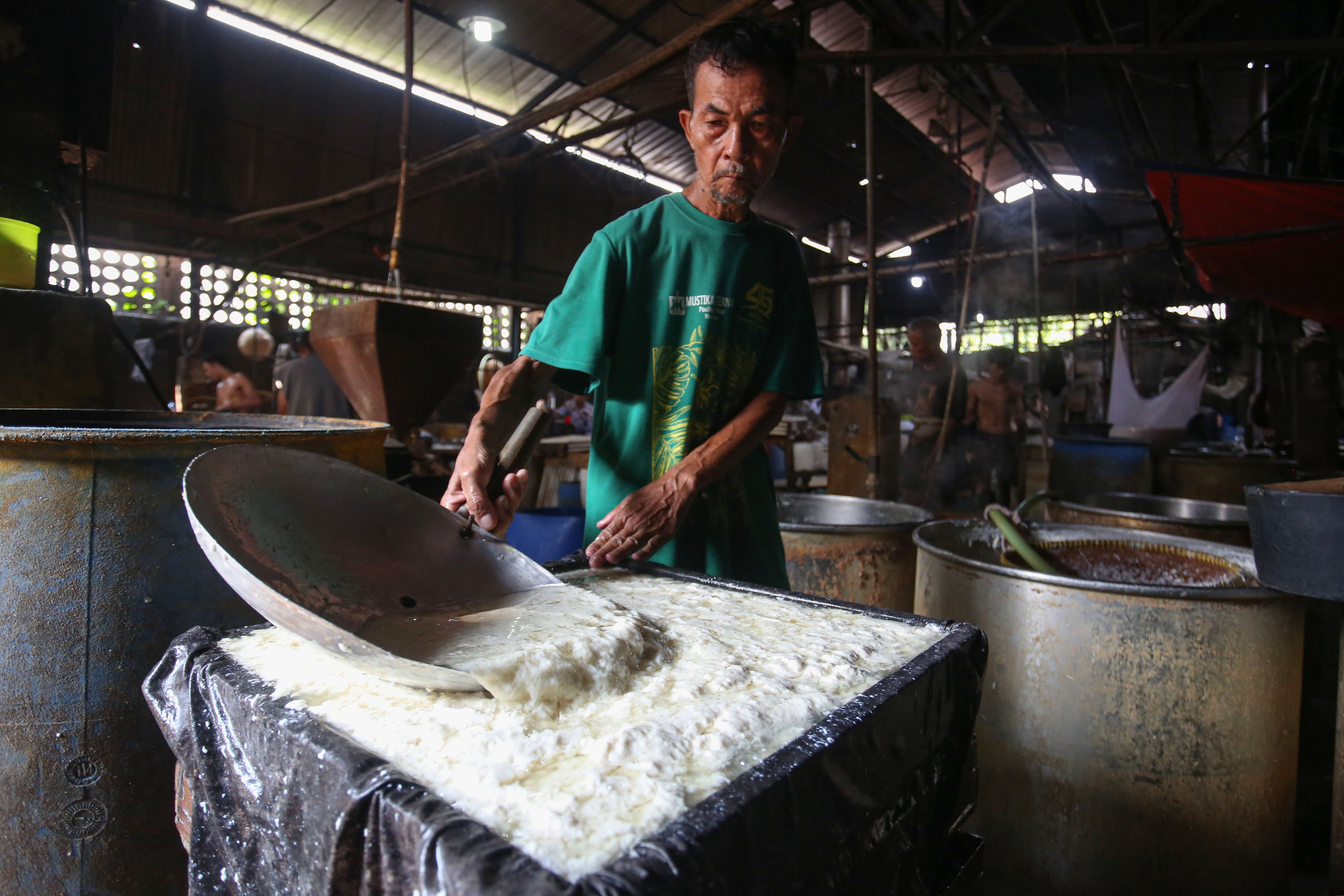 Pekerja menyelesaikan pembuatan tahu di rumah produksi tahu kawasan Duren Tiga, Jakarta, Senin (13/4/2026). Kenaikan harga kedelai dari Rp 8.600 hingga Rp 11.000 per kilogramnya membuat pengrajin mengurangi ukuran tahu guna mencegah kenaikan harga jual ke pasar sehingga daya beli konsumen dapat terjaga.