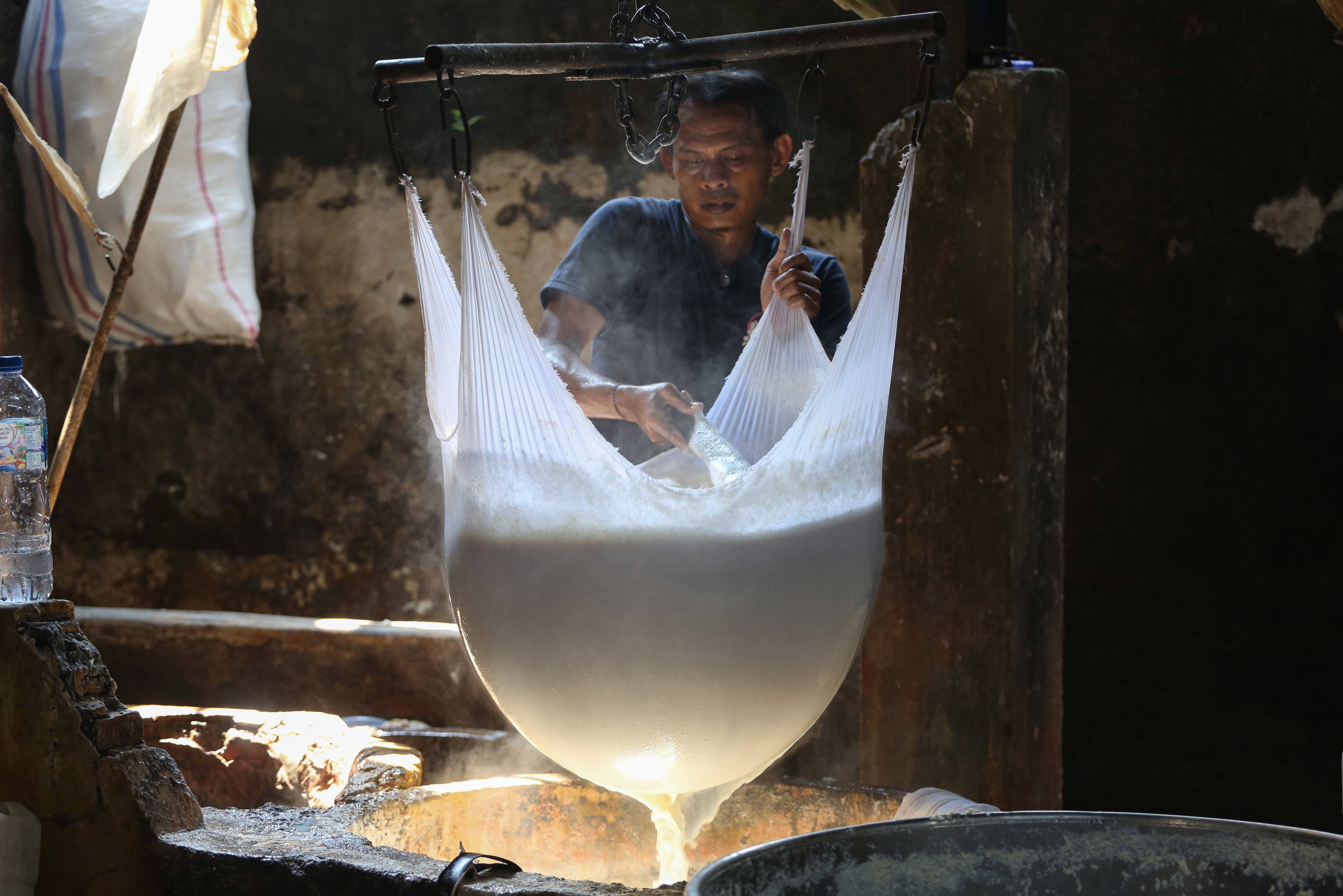 Pekerja menyelesaikan pembuatan tahu di rumah produksi tahu kawasan Duren Tiga, Jakarta, Senin (13/4/2026). Kenaikan harga kedelai dari Rp 8.600 hingga Rp 11.000 per kilogramnya membuat pengrajin mengurangi ukuran tahu guna mencegah kenaikan harga jual ke pasar sehingga daya beli konsumen dapat terjaga.