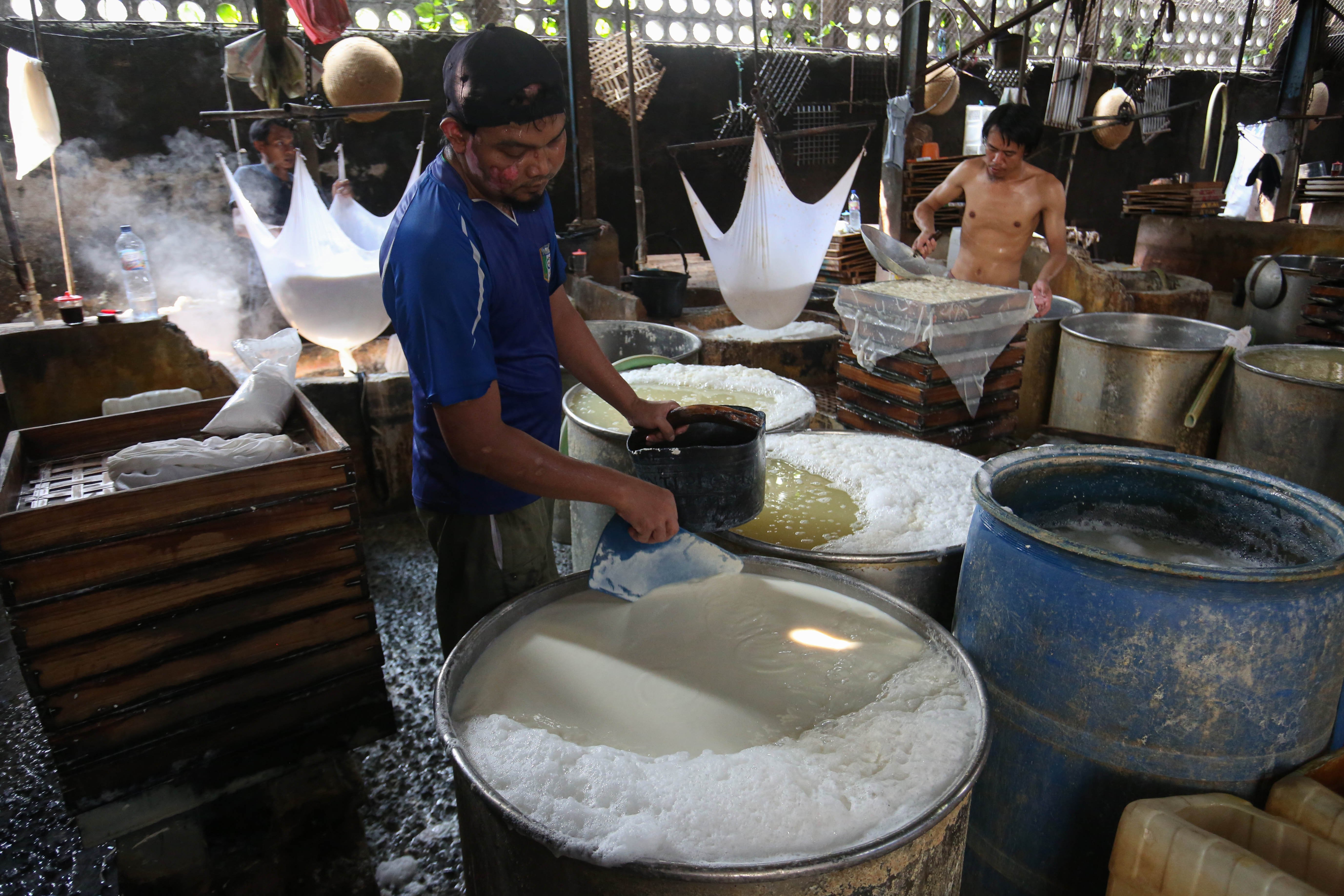 Pekerja menyelesaikan pembuatan tahu di rumah produksi tahu kawasan Duren Tiga, Jakarta, Senin (13/4/2026). Kenaikan harga kedelai dari Rp 8.600 hingga Rp 11.000 per kilogramnya membuat pengrajin mengurangi ukuran tahu guna mencegah kenaikan harga jual ke pasar sehingga daya beli konsumen dapat terjaga.