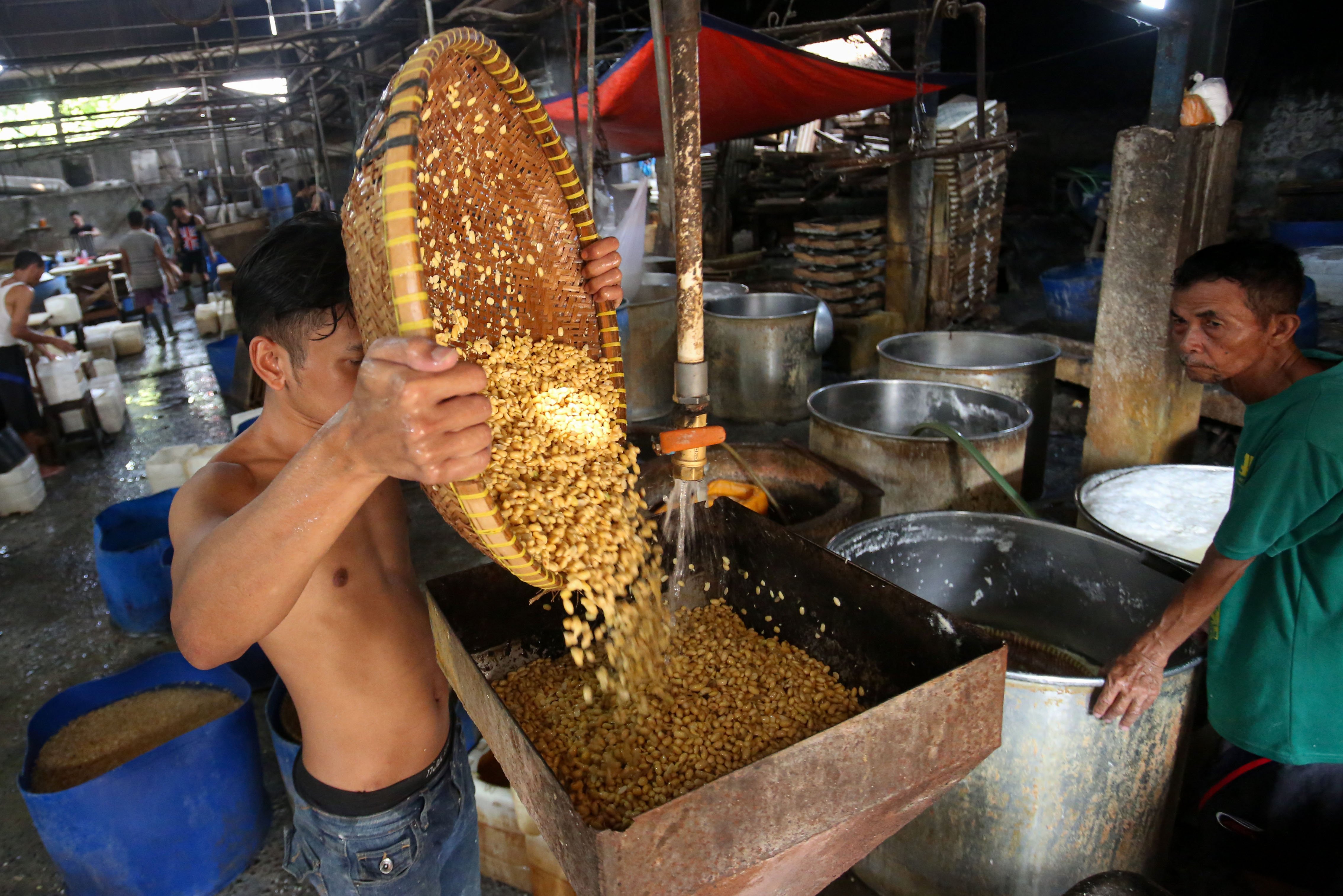 Pekerja memasukkan kedelai yang akan digunakan untuk membuat tahu di rumah produksi tahu kawasan Duren Tiga, Jakarta, Senin (13/4/2026). Kenaikan harga kedelai dari Rp 8.600 hingga Rp 11.000 per kilogramnya membuat pengrajin mengurangi ukuran tahu guna mencegah kenaikan harga jual ke pasar sehingga daya beli konsumen dapat terjaga.