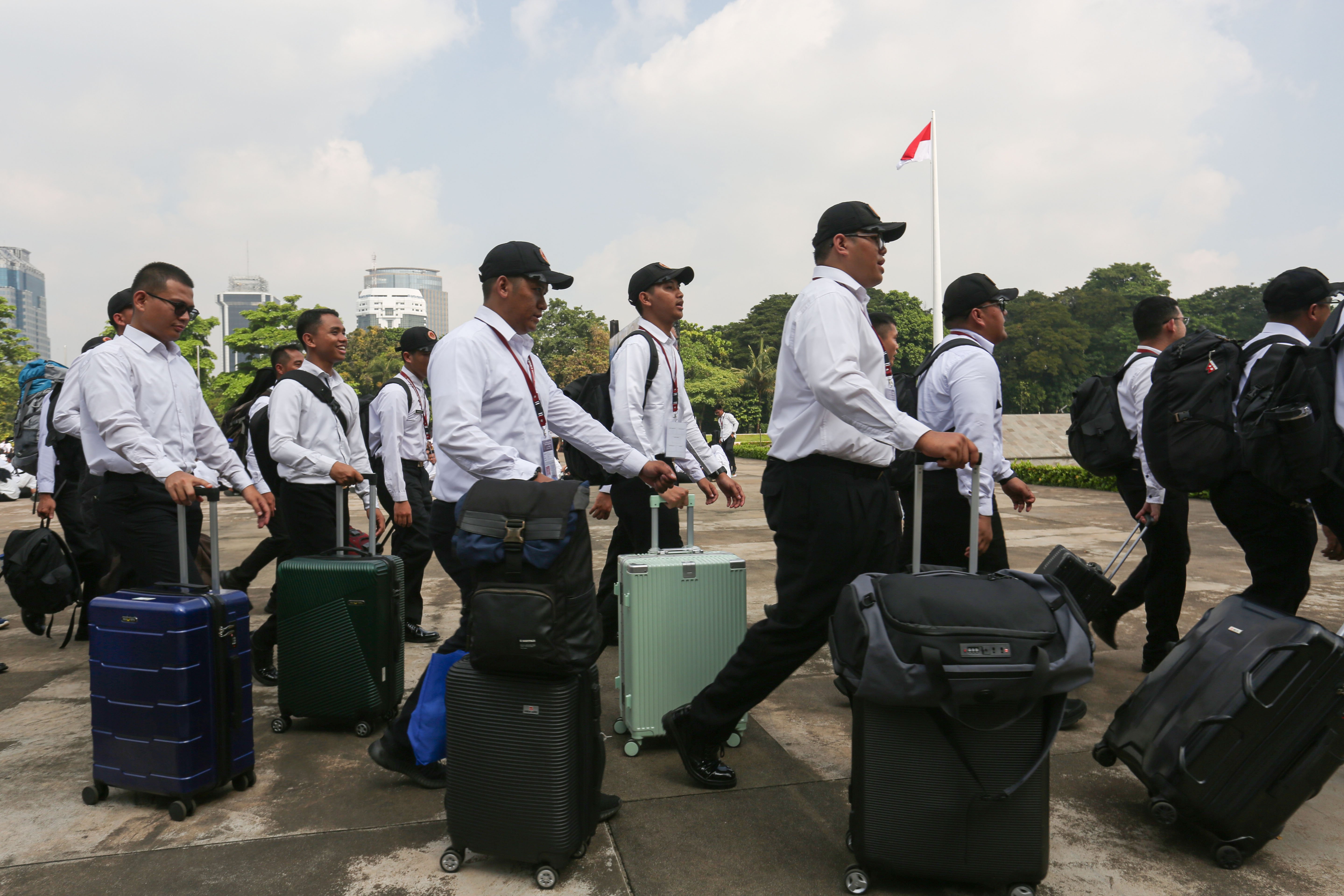 Sejumlah Aparatur Sipil Negara (ASN) berjalan menuju bus yang akan diberangkatkan ke Lembaga Pendidikan TNI pada program Komponen Cadangan (Komcad) ASN di Lapangan Monas, Jakarta, Senin (13/4/2026). Kemhan melepas 2.000 ASN dari Kementerian dan Lembaga untuk menjalani pelatihan dasar militer selama 1,5 bulan dalam program Komcad yang bertujuan untuk menumbuhkan nasionalisme serta meningkatkan kedisiplinan dalam memberikan pelayanan ke publik.