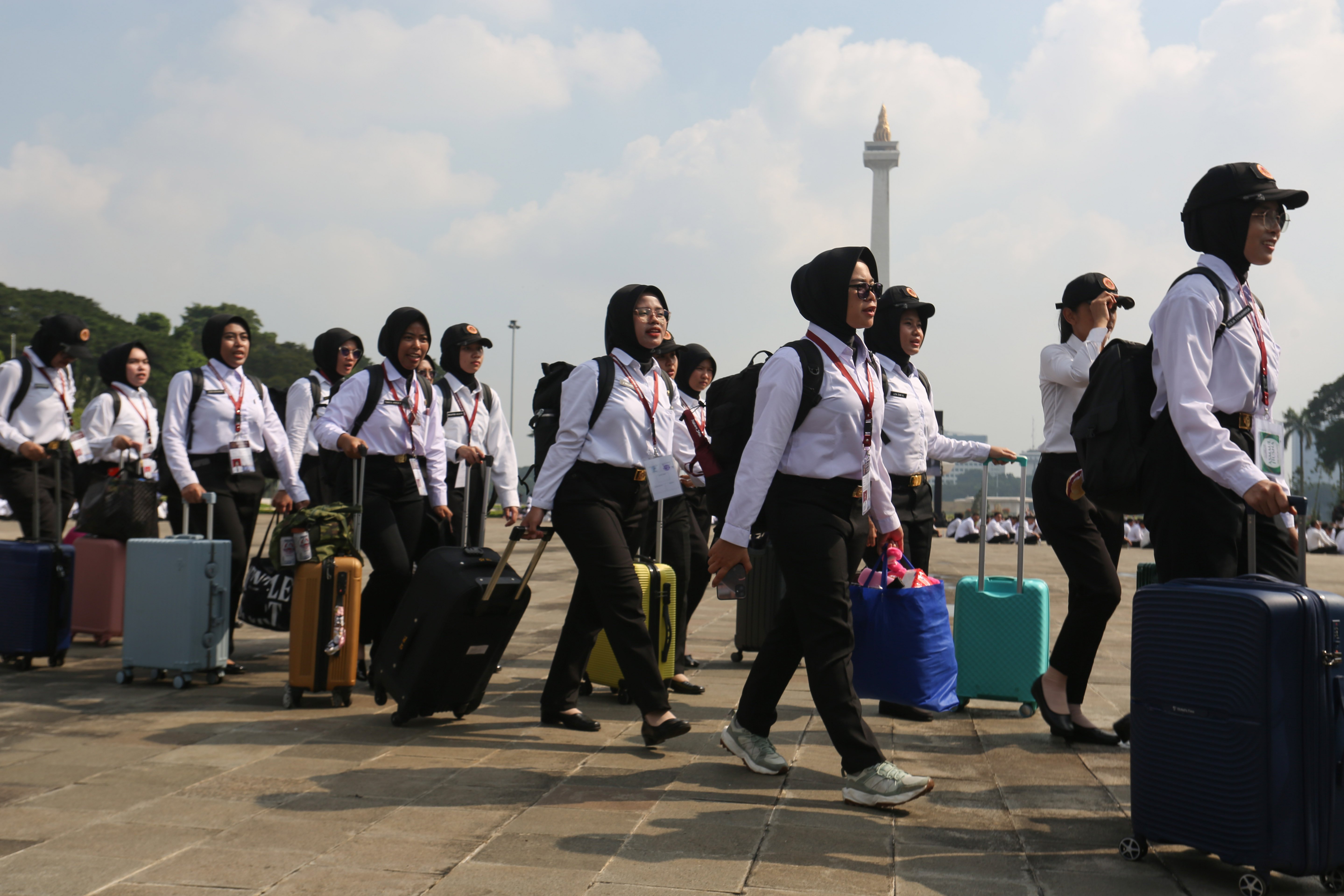 Sejumlah Aparatur Sipil Negara (ASN) berjalan menuju bus yang akan diberangkatkan ke Lembaga Pendidikan TNI pada program Komponen Cadangan (Komcad) ASN di Lapangan Monas, Jakarta, Senin (13/4/2026). Kemhan melepas 2.000 ASN dari Kementerian dan Lembaga untuk menjalani pelatihan dasar militer selama 1,5 bulan dalam program Komcad yang bertujuan untuk menumbuhkan nasionalisme serta meningkatkan kedisiplinan dalam memberikan pelayanan ke publik.