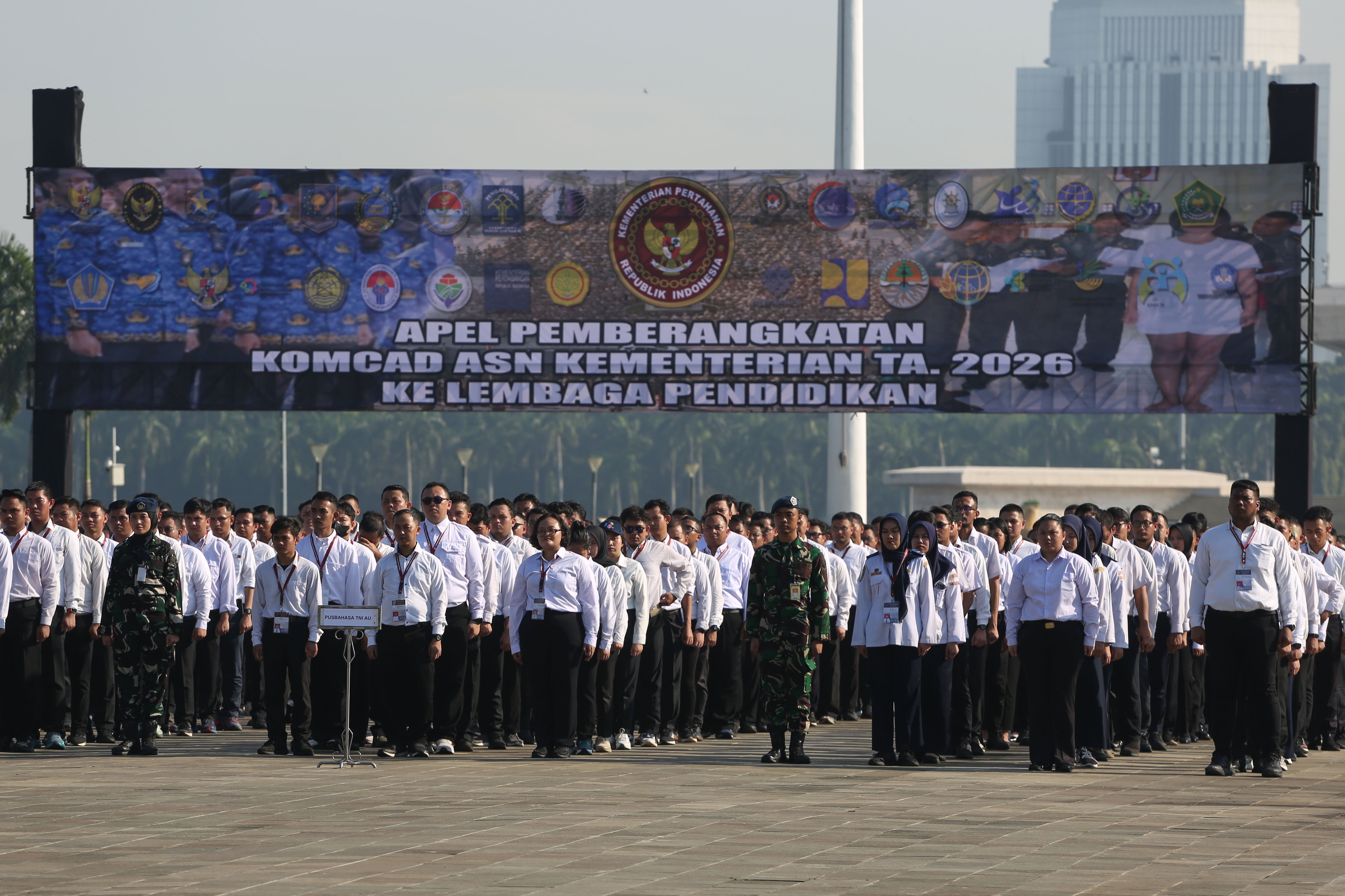 Sejumlah Aparatur Sipil Negara (ASN) mengikuti apel keberangkatan program Komponen Cadangan (Komcad) ASN di Lapangan Monas, Jakarta, Senin (13/4/2026). Kementerian Pertahanan melepas 2.000 ASN dari Kementerian dan Lembaga untuk menjalani pelatihan dasar militer selama 1,5 bulan dalam program Komcad yang bertujuan untuk menumbuhkan nasionalisme serta meningkatkan kedisiplinan dalam memberikan pelayanan ke publik.