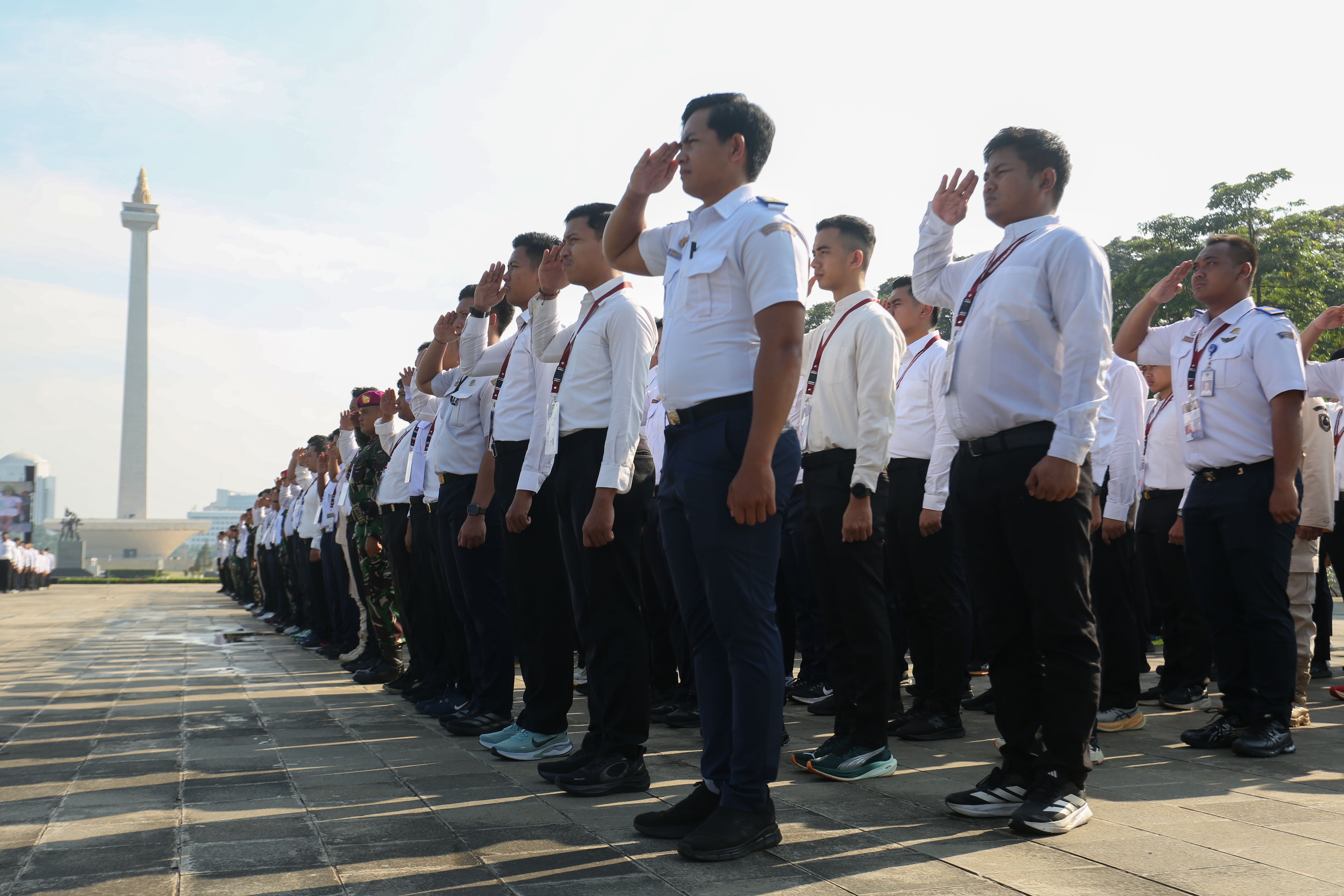 Sejumlah Aparatur Sipil Negara (ASN) mengikuti apel keberangkatan program Komponen Cadangan (Komcad) ASN di Lapangan Monas, Jakarta, Senin (13/4/2026). Kementerian Pertahanan melepas 2.000 ASN dari Kementerian dan Lembaga untuk menjalani pelatihan dasar militer selama 1,5 bulan dalam program Komcad yang bertujuan untuk menumbuhkan nasionalisme serta meningkatkan kedisiplinan dalam memberikan pelayanan ke publik.