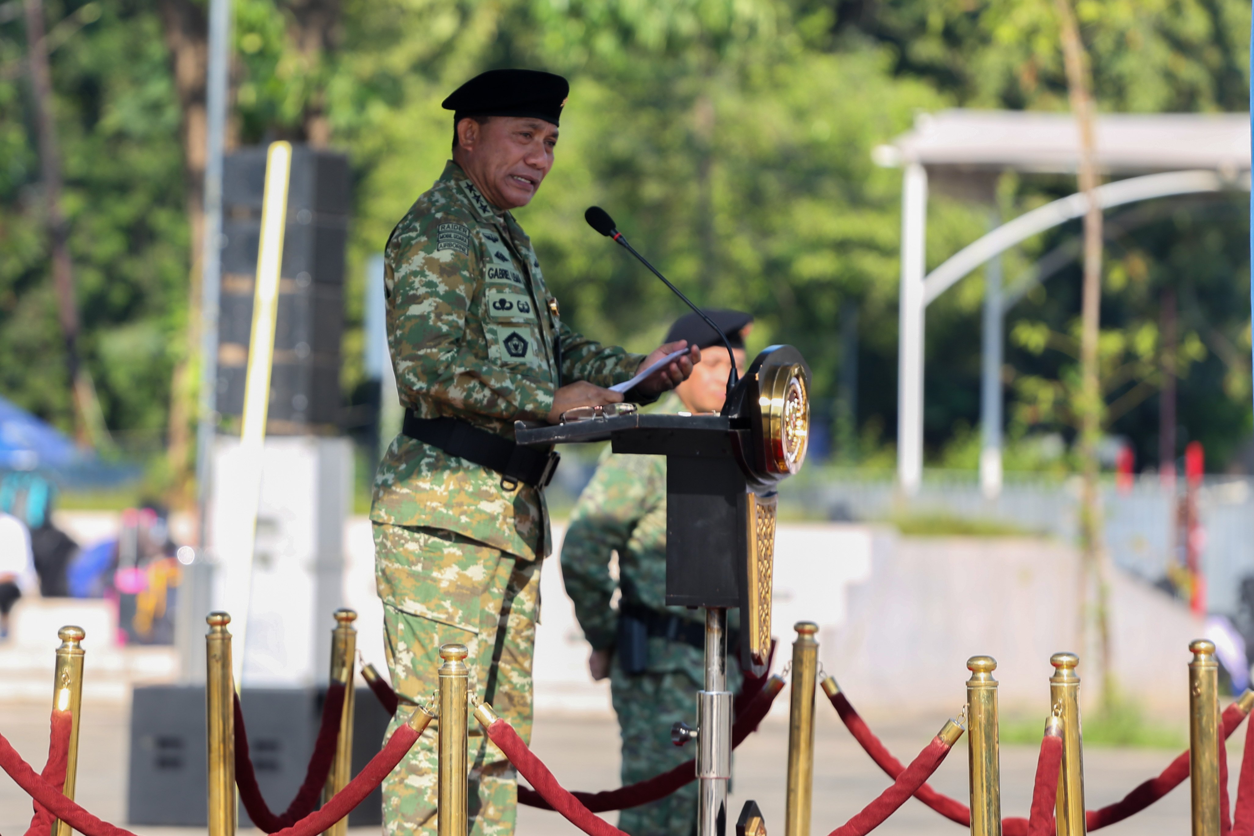 Kepala Badan Cadangan Nasional (Bacadnas) Kementerian Pertahanan, Letjen TNI Gabriel Lema memberikan arahan kepada Aparatur Sipil Negara (ASN) saat apel keberangkatan program Komponen Cadangan (Komcad) ASN di Lapangan Monas, Jakarta, Senin (13/4/2026). Kemhan melepas 2.000 ASN dari Kementerian dan Lembaga untuk menjalani pelatihan dasar militer selama 1,5 bulan dalam program Komcad yang bertujuan untuk menumbuhkan nasionalisme serta meningkatkan kedisiplinan dalam memberikan pelayanan ke publik.