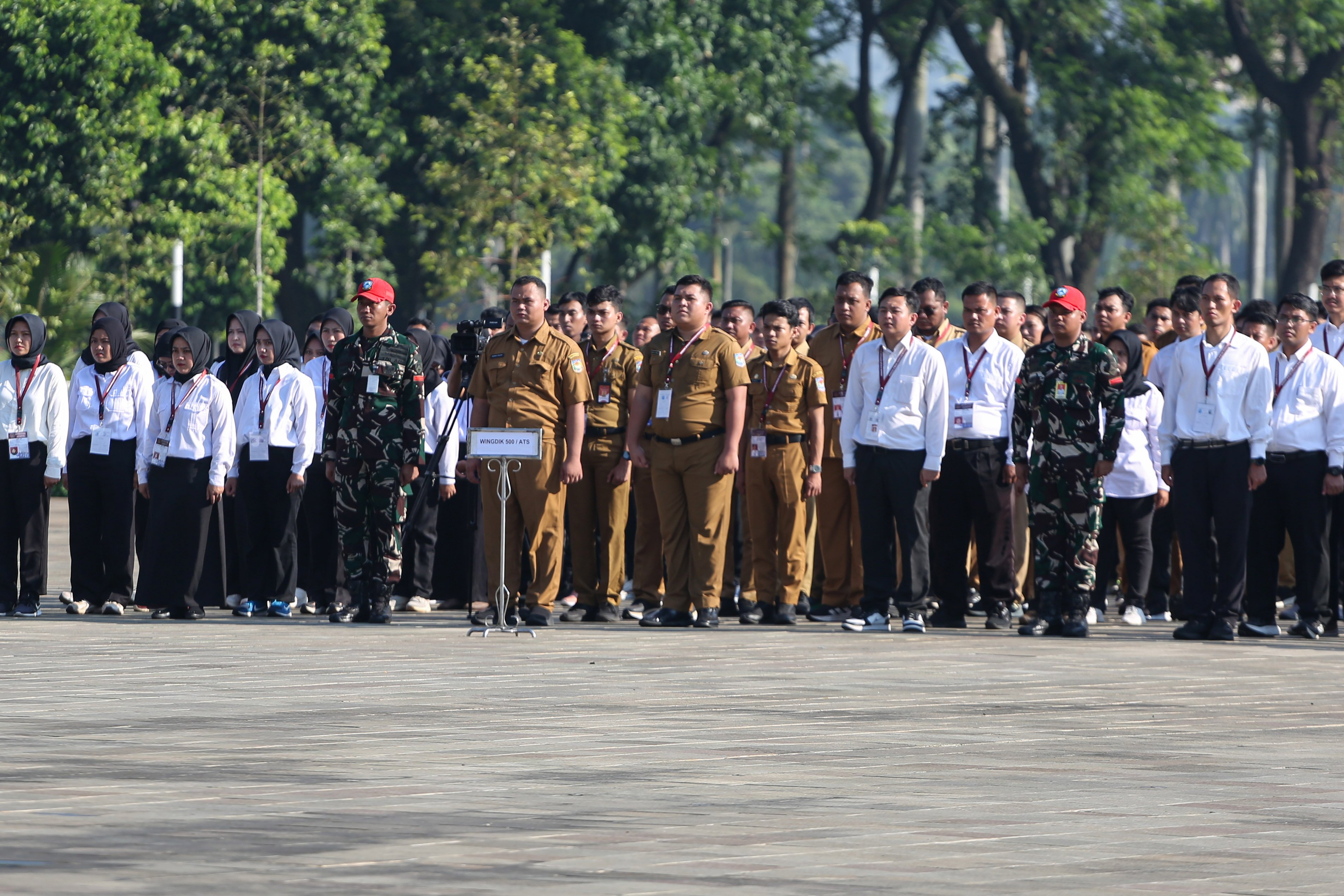 Sejumlah Aparatur Sipil Negara (ASN) mengikuti apel keberangkatan program Komponen Cadangan (Komcad) ASN di Lapangan Monas, Jakarta, Senin (13/4/2026). Kementerian Pertahanan melepas 2.000 ASN dari Kementerian dan Lembaga untuk menjalani pelatihan dasar militer selama 1,5 bulan dalam program Komcad yang bertujuan untuk menumbuhkan nasionalisme serta meningkatkan kedisiplinan dalam memberikan pelayanan ke publik.