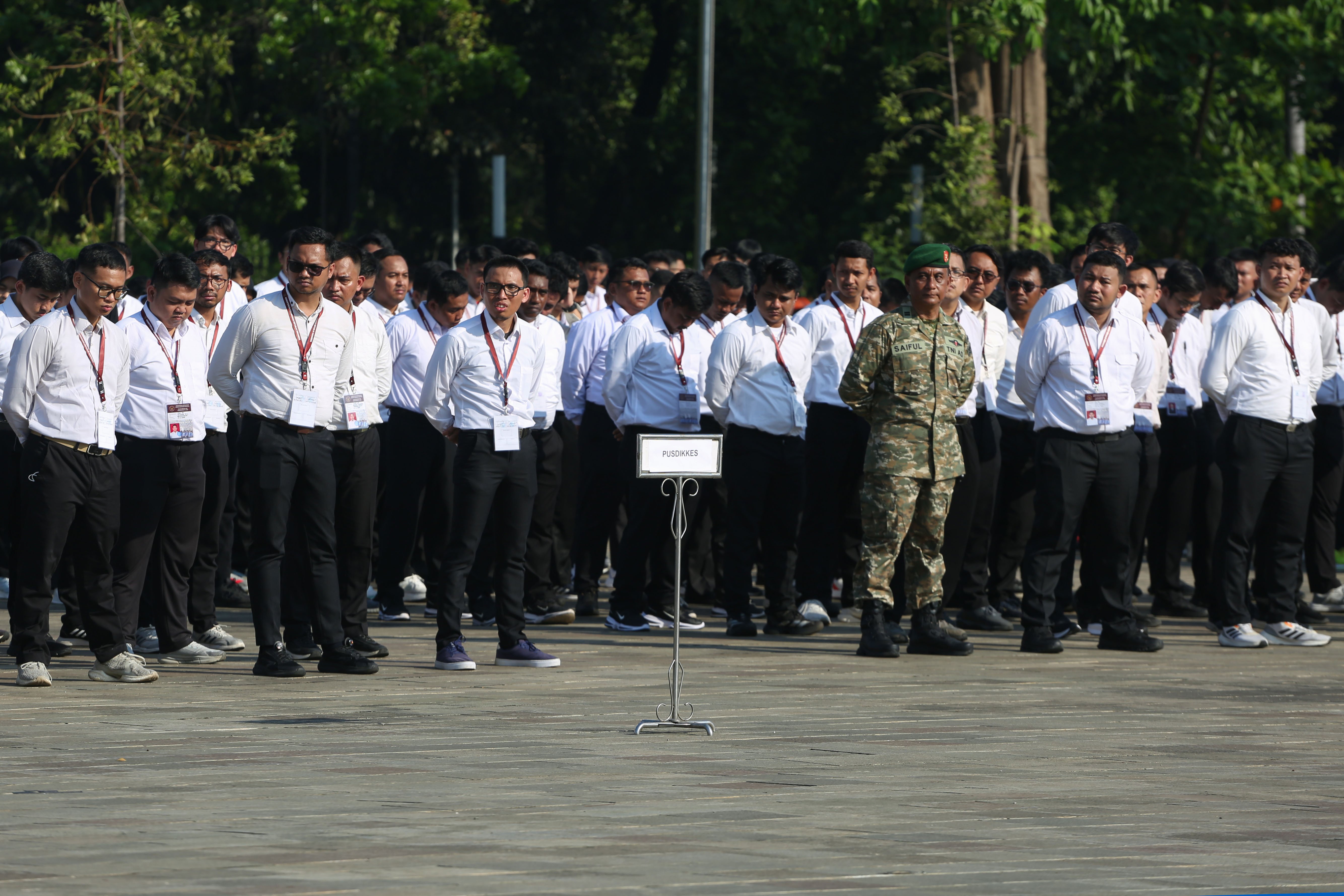 Sejumlah Aparatur Sipil Negara (ASN) mengikuti apel keberangkatan program Komponen Cadangan (Komcad) ASN di Lapangan Monas, Jakarta, Senin (13/4/2026). Kementerian Pertahanan melepas 2.000 ASN dari Kementerian dan Lembaga untuk menjalani pelatihan dasar militer selama 1,5 bulan dalam program Komcad yang bertujuan untuk menumbuhkan nasionalisme serta meningkatkan kedisiplinan dalam memberikan pelayanan ke publik.