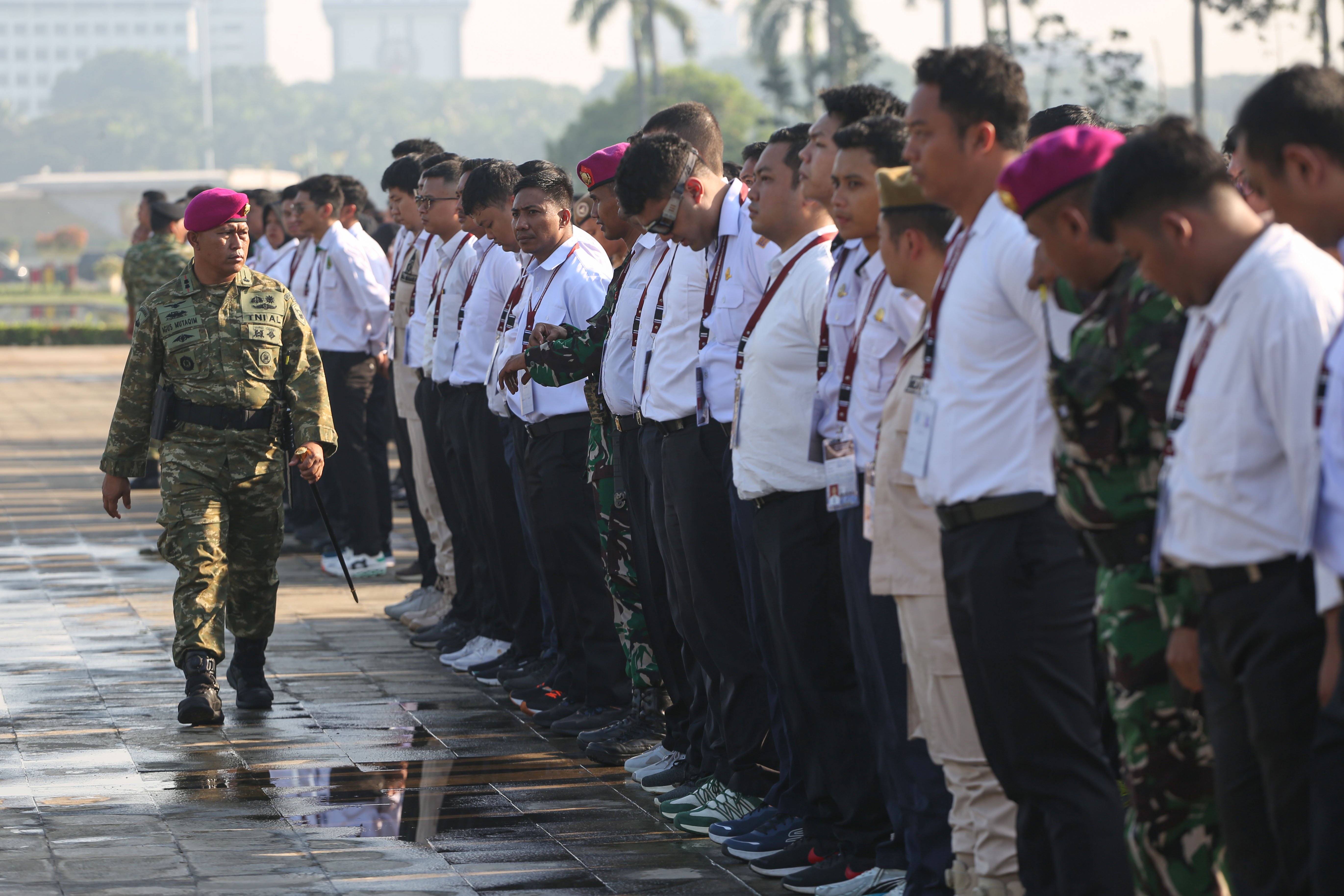 Personel TNI AL memeriksa kelengkapan sejumlah Aparatur Sipil Negara (ASN) saat apel keberangkatan program Komponen Cadangan (Komcad) ASN di Lapangan Monas, Jakarta, Senin (13/4/2026). Kementerian Pertahanan melepas 2.000 ASN dari Kementerian dan Lembaga untuk menjalani pelatihan dasar militer selama 1,5 bulan dalam program Komcad yang bertujuan untuk menumbuhkan nasionalisme serta meningkatkan kedisiplinan dalam memberikan pelayanan ke publik.