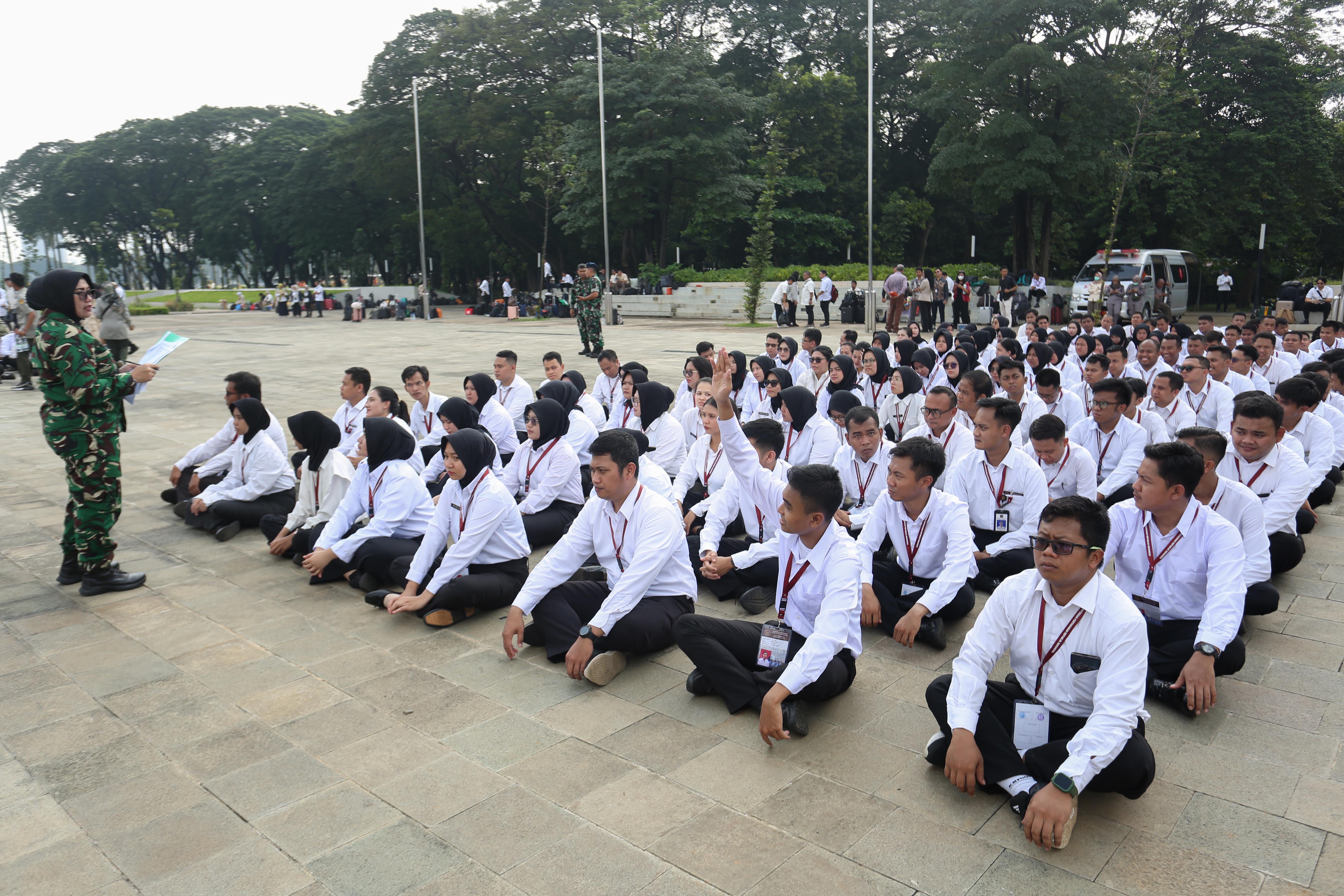 Sejumlah Aparatur Sipil Negara (ASN) bersiap mengikuti apel keberangkatan program Komponen Cadangan (Komcad) ASN di Lapangan Monas, Jakarta, Senin (13/4/2026). Kementerian Pertahanan melepas 2.000 ASN dari Kementerian dan Lembaga untuk menjalani pelatihan dasar militer selama 1,5 bulan dalam program Komcad yang bertujuan untuk menumbuhkan nasionalisme serta meningkatkan kedisiplinan dalam memberikan pelayanan ke publik.