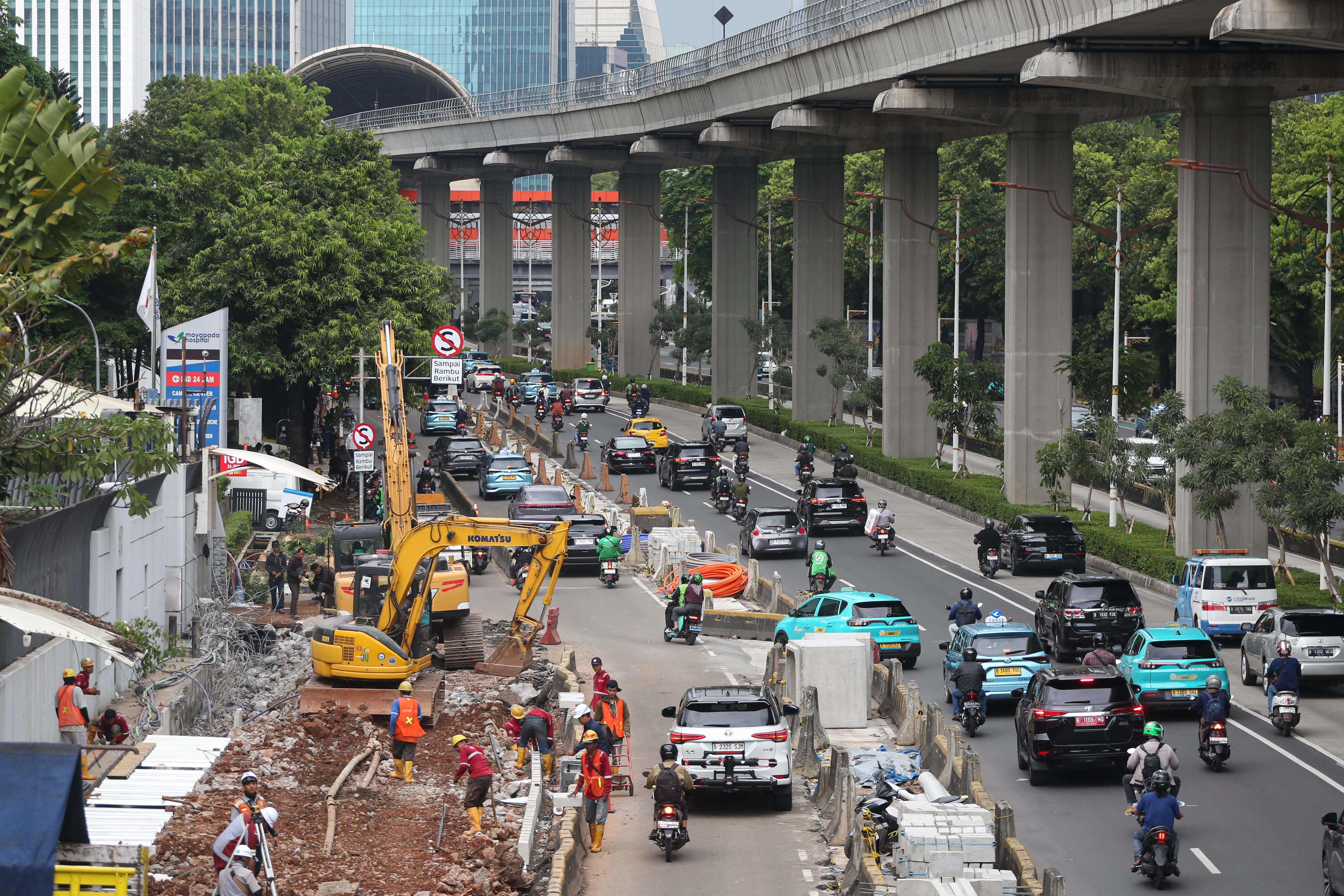 Suasana proyek revitalisasi Jalan H.R. Rasuna Said, Kuningan, Jakarta Selatan, Selasa (14/4/2026). Penataan jalan sepanjang 3,65 kilometer yang dimulai dari Jalan Gembira hingga Simpang Kuningan itu bertujuan untuk membuat ruang bersama yang inklusif dengan memperhatikan seluruh pengguna jalan mulai dari pejalan kaki, pesepeda, pengguna transportasi umum hingga kendaraan bermotor.