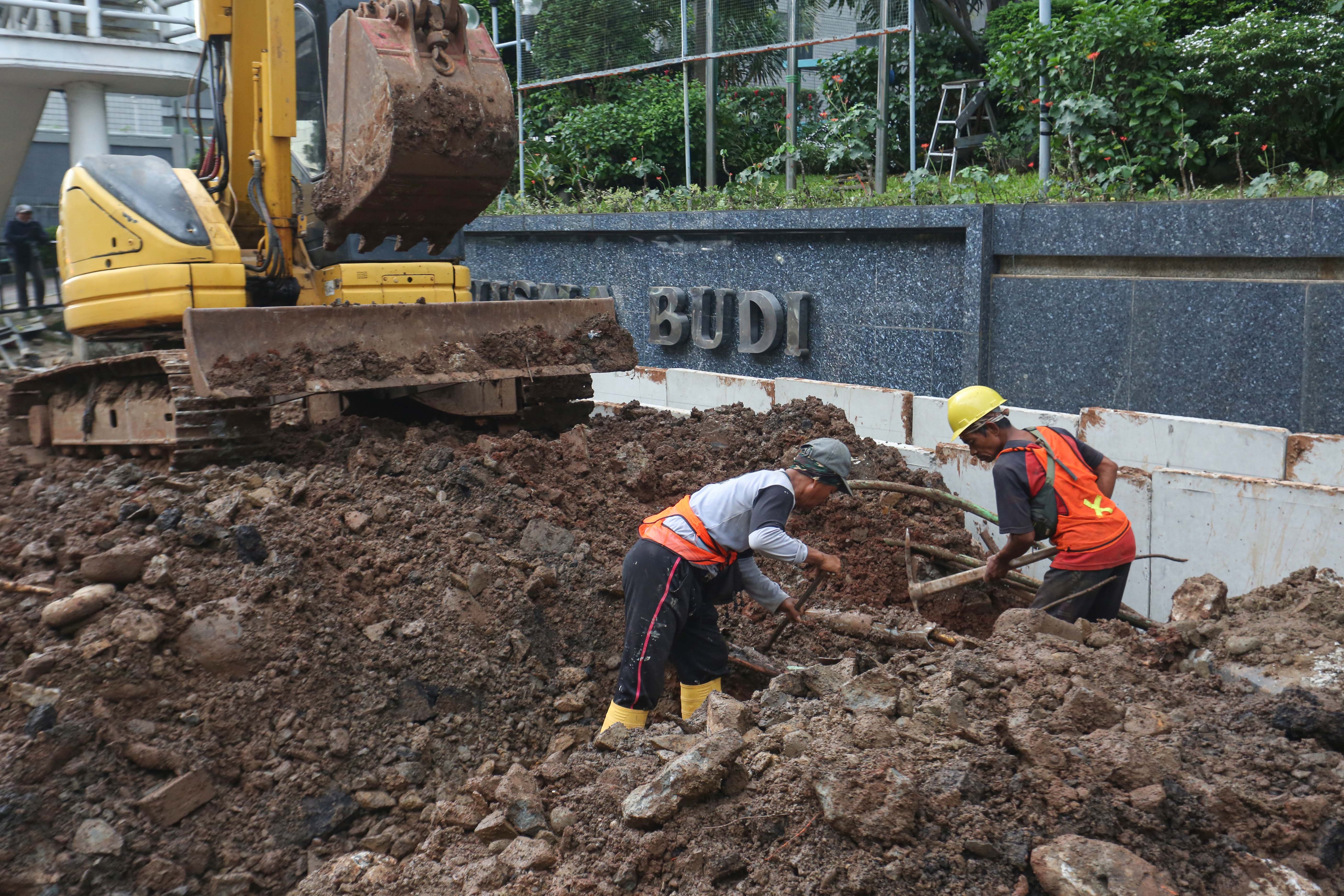 Pekerja menyelesaikan proyek revitalisasi Jalan H.R. Rasuna Said, Kuningan, Jakarta Selatan, Selasa (14/4/2026). Penataan jalan sepanjang 3,65 kilometer yang dimulai dari Jalan Gembira hingga Simpang Kuningan itu bertujuan untuk membuat ruang bersama yang inklusif dengan memperhatikan seluruh pengguna jalan mulai dari pejalan kaki, pesepeda, pengguna transportasi umum hingga kendaraan bermotor.
