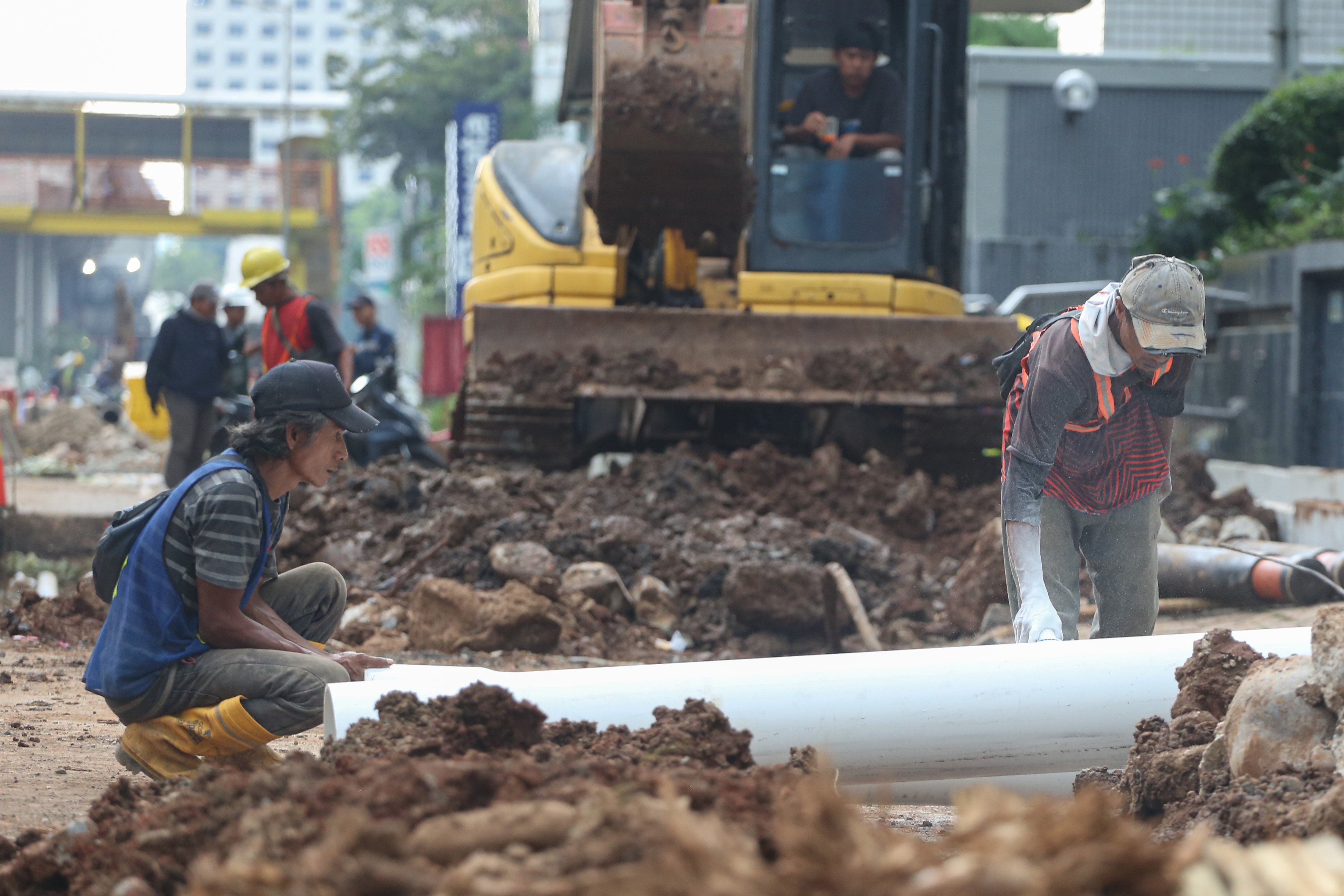 Pekerja menyelesaikan proyek revitalisasi Jalan H.R. Rasuna Said, Kuningan, Jakarta Selatan, Selasa (14/4/2026). Penataan jalan sepanjang 3,65 kilometer yang dimulai dari Jalan Gembira hingga Simpang Kuningan itu bertujuan untuk membuat ruang bersama yang inklusif dengan memperhatikan seluruh pengguna jalan mulai dari pejalan kaki, pesepeda, pengguna transportasi umum hingga kendaraan bermotor.