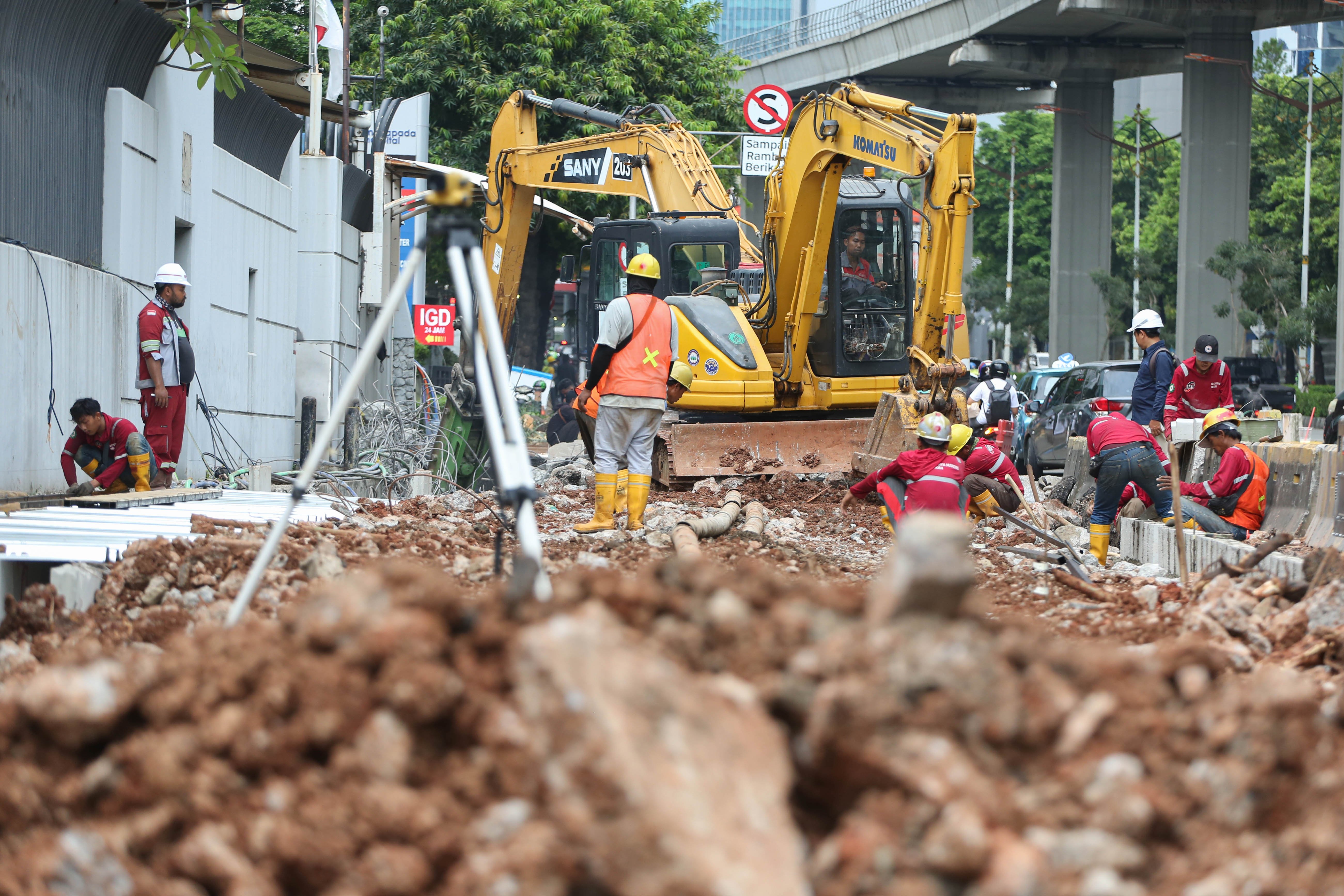 Pekerja menyelesaikan proyek revitalisasi Jalan H.R. Rasuna Said, Kuningan, Jakarta Selatan, Selasa (14/4/2026). Penataan jalan sepanjang 3,65 kilometer yang dimulai dari Jalan Gembira hingga Simpang Kuningan itu bertujuan untuk membuat ruang bersama yang inklusif dengan memperhatikan seluruh pengguna jalan mulai dari pejalan kaki, pesepeda, pengguna transportasi umum hingga kendaraan bermotor.