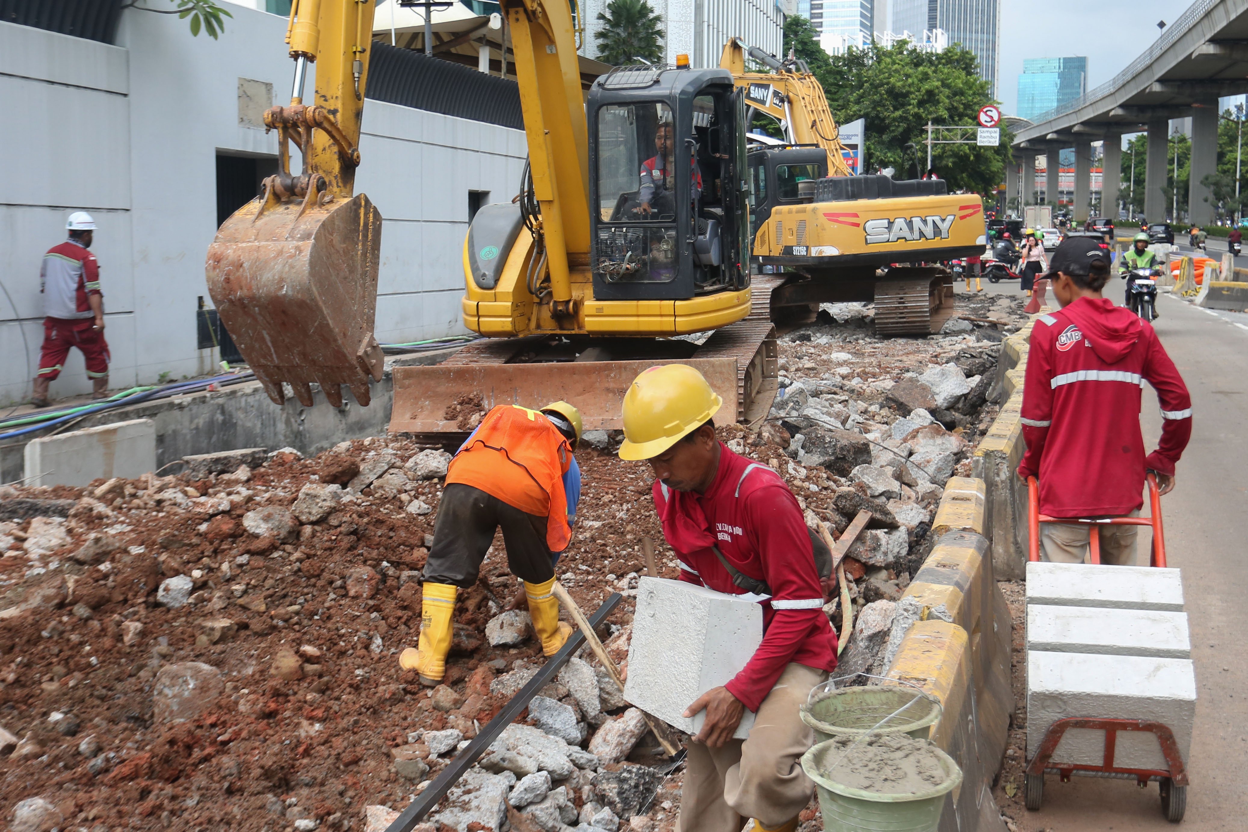 Pekerja menyelesaikan proyek revitalisasi Jalan H.R. Rasuna Said, Kuningan, Jakarta Selatan, Selasa (14/4/2026). Penataan jalan sepanjang 3,65 kilometer yang dimulai dari Jalan Gembira hingga Simpang Kuningan itu bertujuan untuk membuat ruang bersama yang inklusif dengan memperhatikan seluruh pengguna jalan mulai dari pejalan kaki, pesepeda, pengguna transportasi umum hingga kendaraan bermotor.