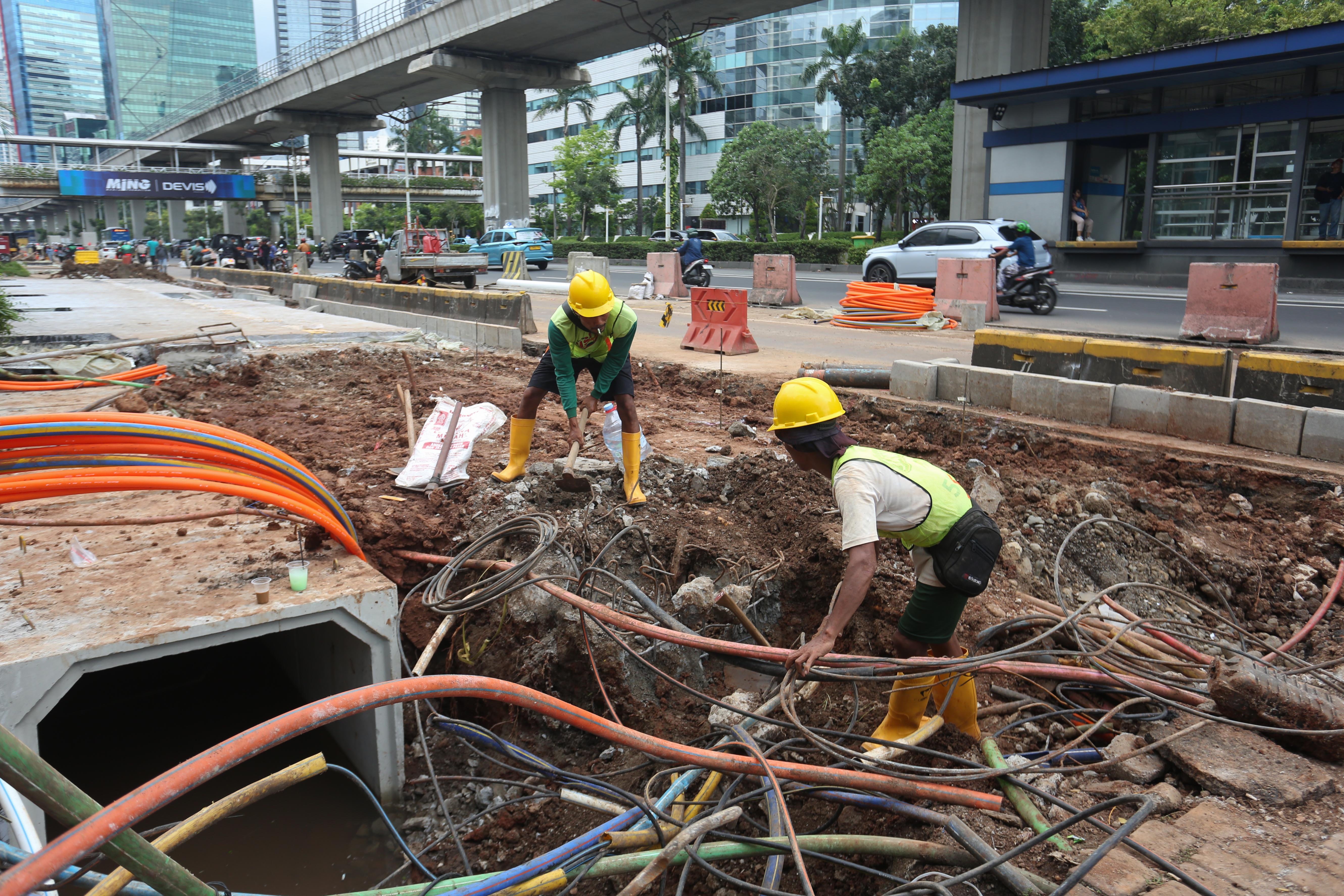 Pekerja menyelesaikan proyek revitalisasi Jalan H.R. Rasuna Said, Kuningan, Jakarta Selatan, Selasa (14/4/2026). Penataan jalan sepanjang 3,65 kilometer yang dimulai dari Jalan Gembira hingga Simpang Kuningan itu bertujuan untuk membuat ruang bersama yang inklusif dengan memperhatikan seluruh pengguna jalan mulai dari pejalan kaki, pesepeda, pengguna transportasi umum hingga kendaraan bermotor.