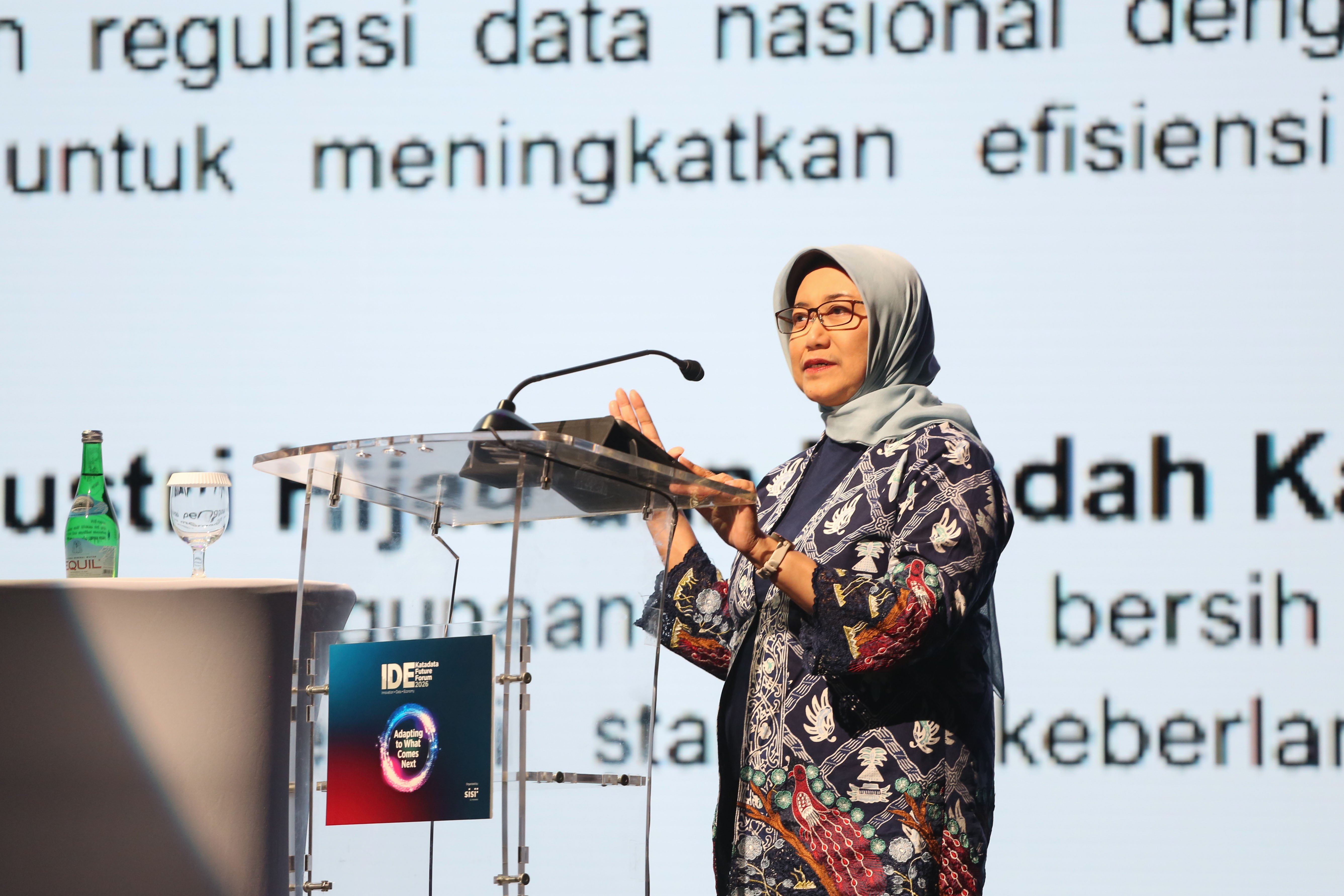 Deputi Bidang Ekonomi dan Transformasi Digital Bappenas Vivi Yulaswati menyampaikan paparan pada Katadata IDE Future Forum 2026 di Djakarta Theater, Rabu (15/4/2026). Mengusung tema \