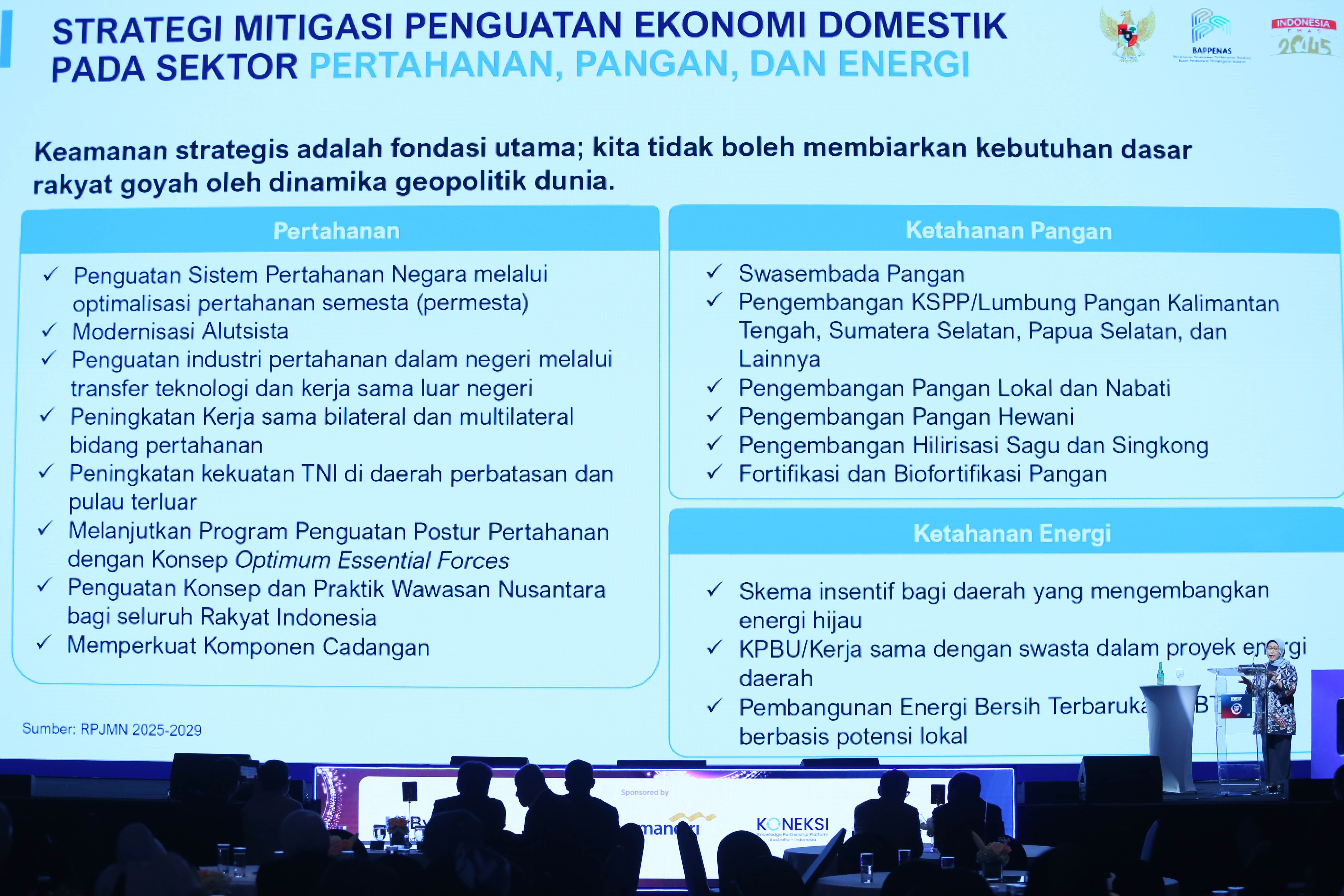 Deputi Bidang Ekonomi dan Transformasi Digital Bappenas Vivi Yulaswati menyampaikan paparan pada Katadata IDE Future Forum 2026 di Djakarta Theater, Rabu (15/4/2026). Mengusung tema \