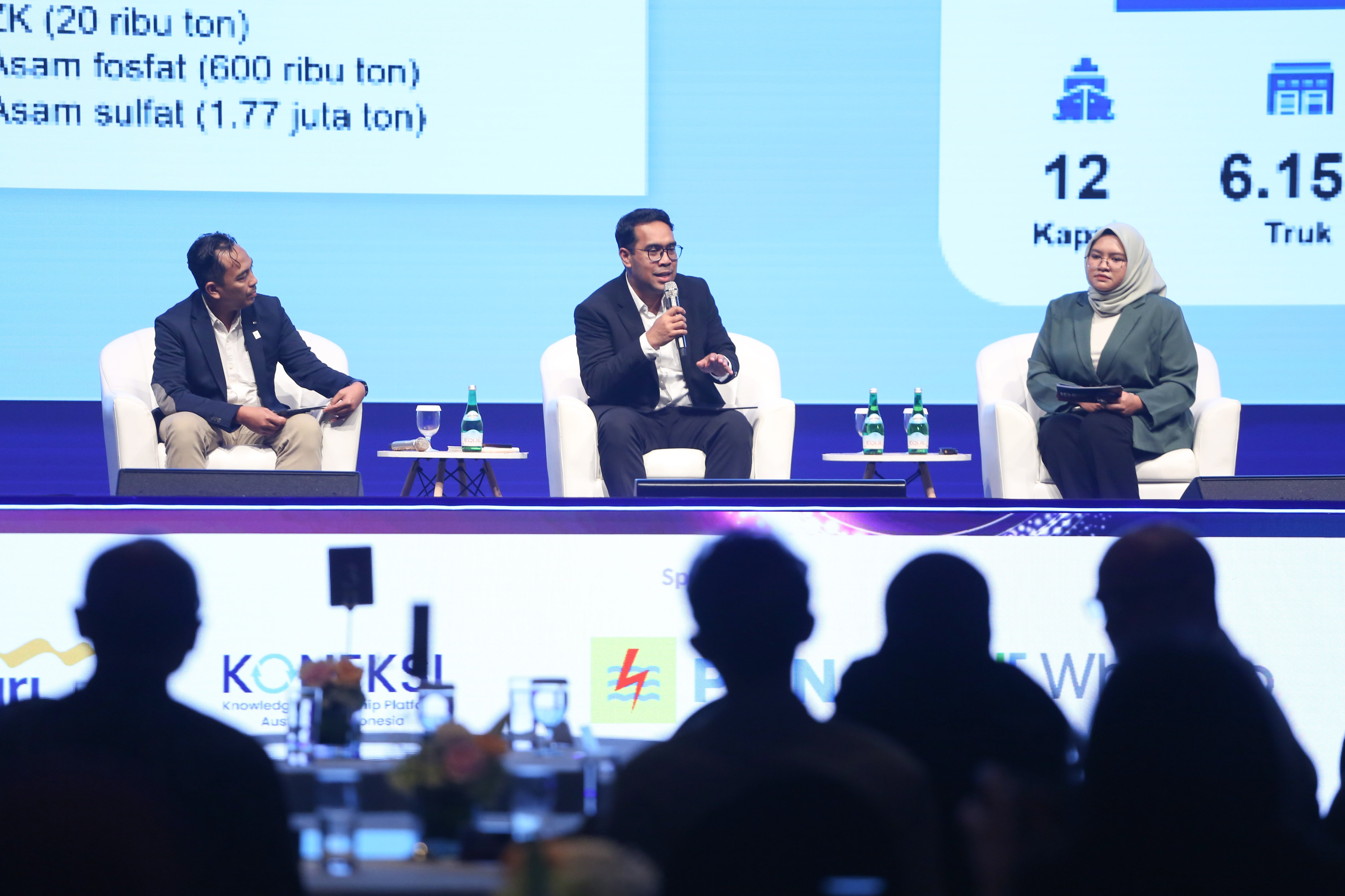 Corporate Secretary Pupuk Indonesia, Yehezkiel Adiperwira (tengah) bersama Executive Vice President of Technology and Engineering PT PLN (Persero), Didik Fauzi Dakhlan (kiri) dan Deputy Head Katadata Green, Jeany Hartriani menyampaikan paparan pada Katadata IDE Future Forum 2026 di Djakarta Theater, Rabu (15/4/2026). Mengusung tema 