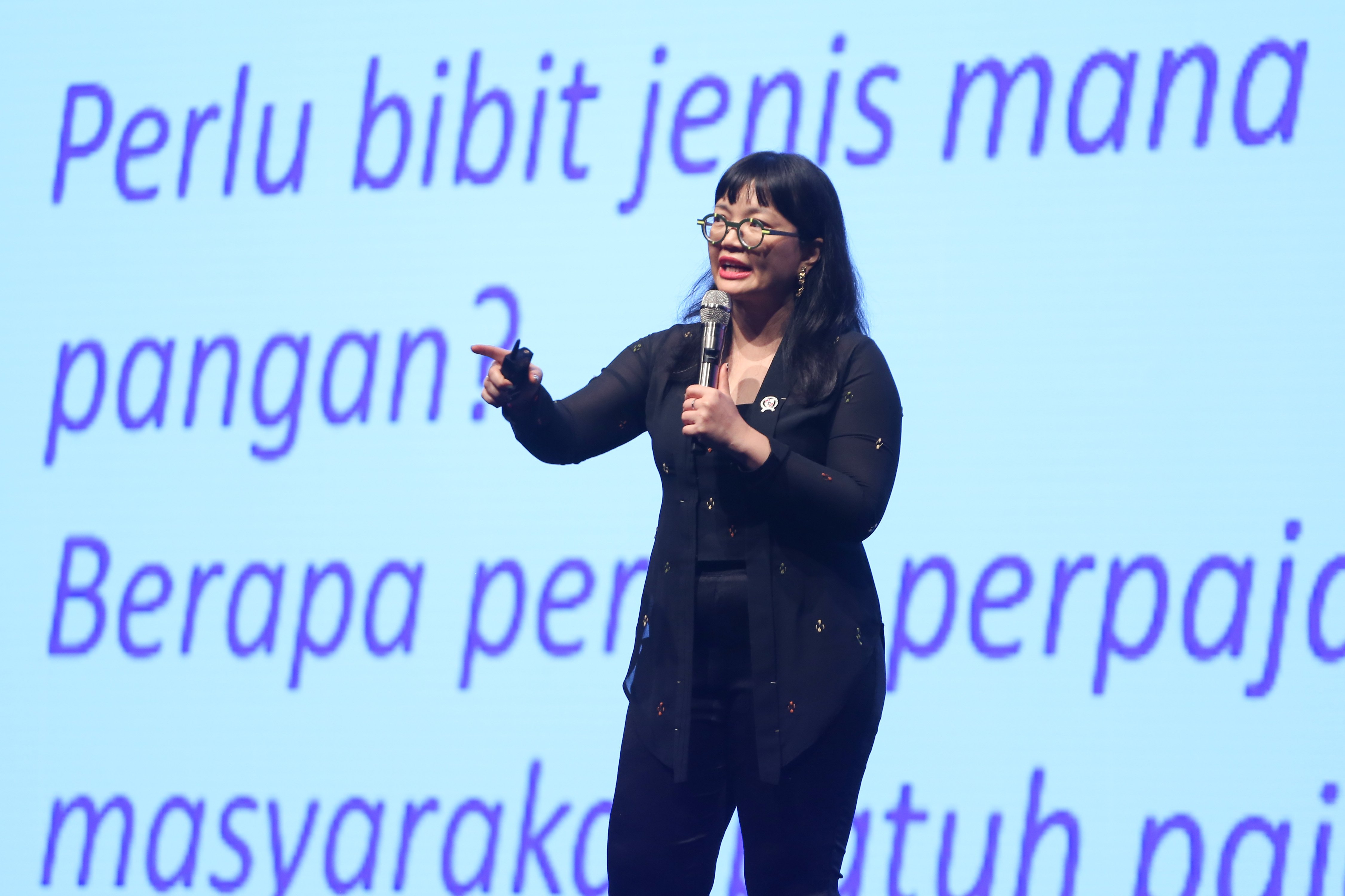 Wakil Menteri Pendidikan Tinggi, Sains, dan Teknologi Indonesia Stella Christie menyampaikan paparan pada Katadata IDE Future Forum 2026 di Djakarta Theater, Rabu (15/4/2026). Mengusung tema \