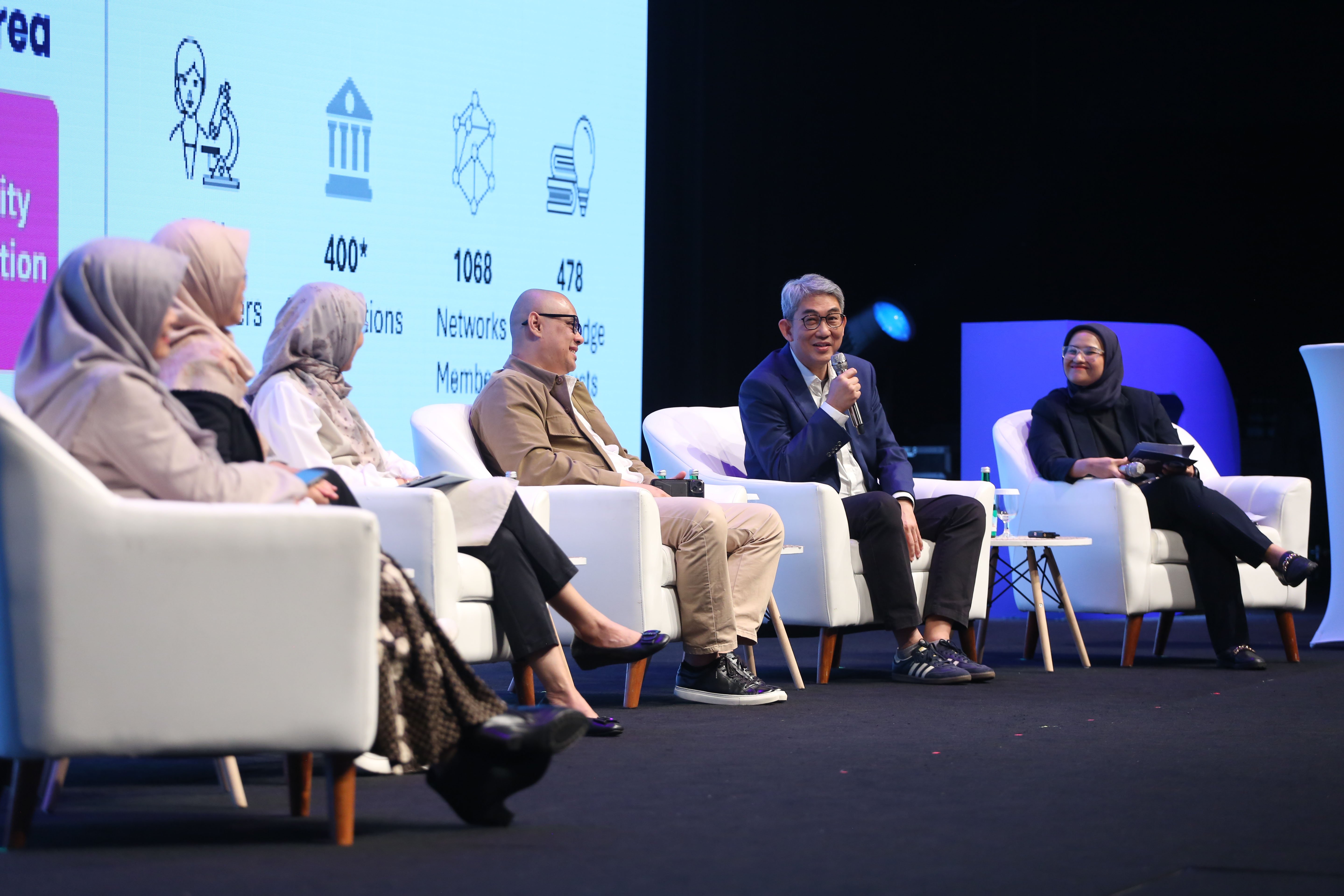 Ketua Asosiasi Pengembangan Ekosistem Alat Kesehatan Indonesia Randy Teguh (kedua kanan) menyampaikan paparan pada Katadata IDE Future Forum 2026 di Djakarta Theater, Rabu (15/4/2026). Mengusung tema \