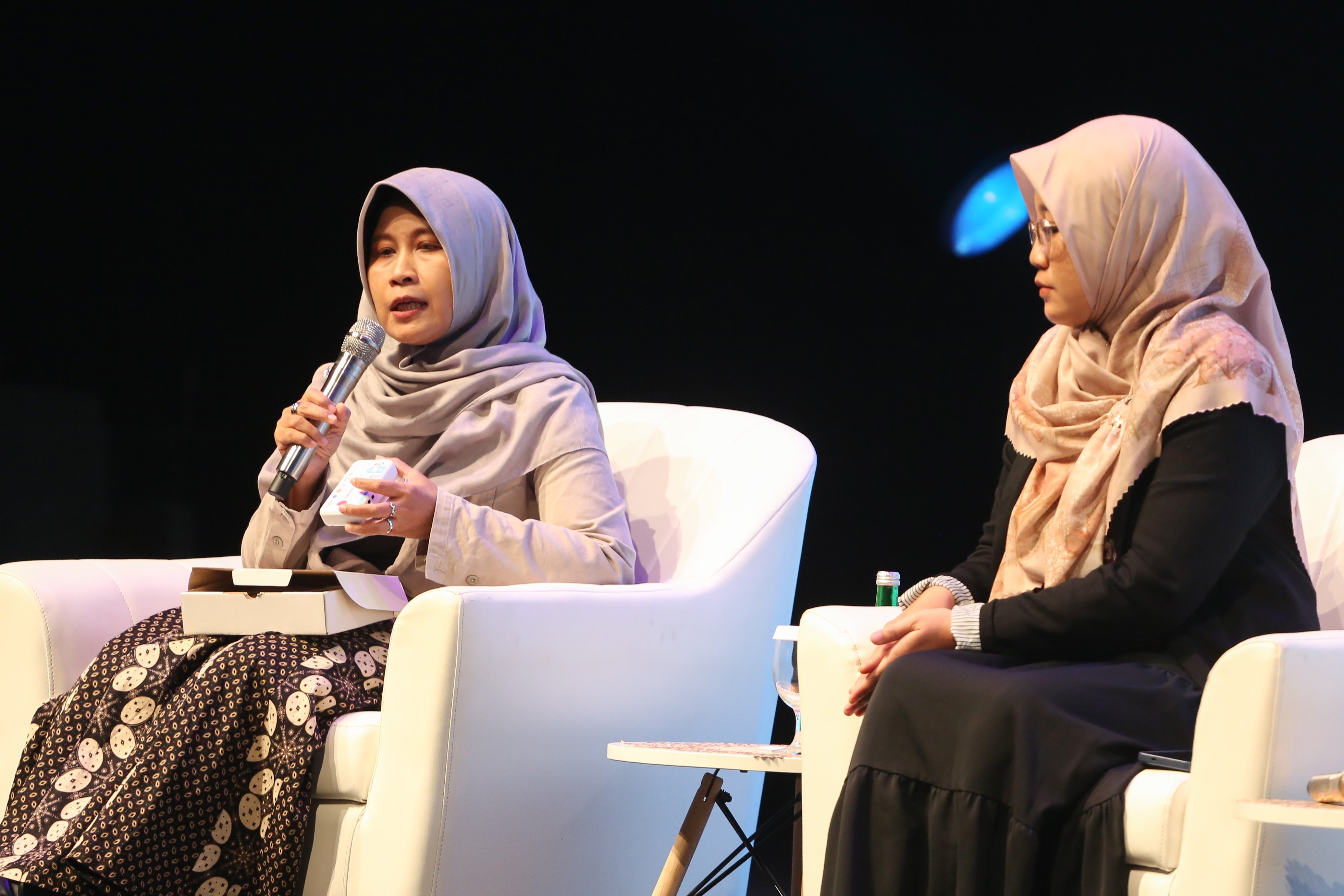 Peneliti Fakultas Keperawatan Universitas Padjadjaran, Restuning Widiasih (kiri) menyampaikan paparan pada Katadata IDE Future Forum 2026 di Djakarta Theater, Rabu (15/4/2026). Mengusung tema \