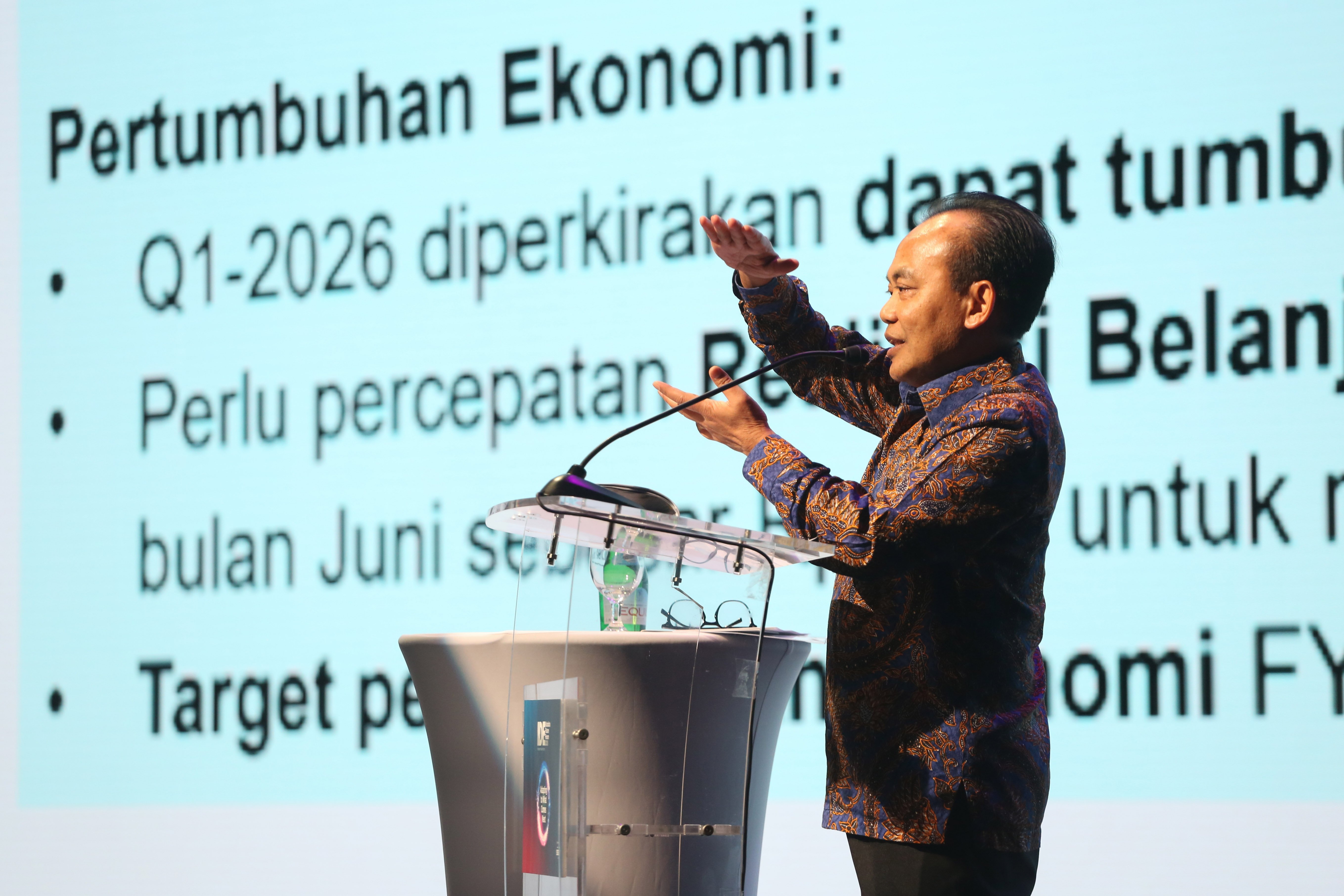 Sekretaris Kementerian Koordinator Bidang Perekonomian, Susiwijono Moegiarso menyampaikan paparan pada Katadata IDE Future Forum 2026 di Djakarta Theater, Rabu (15/4/2026). Mengusung tema \