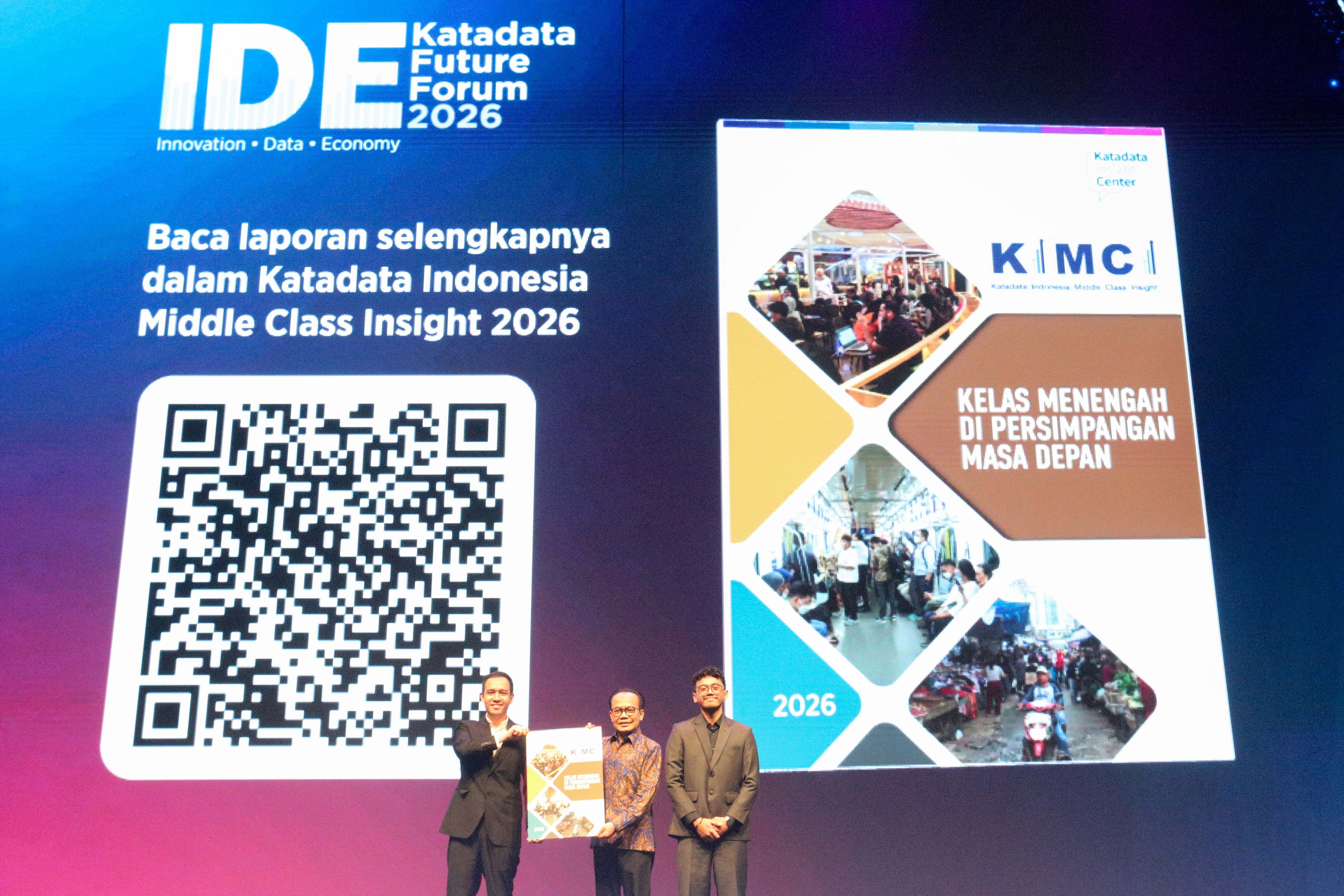 Sekretaris Kementerian Koordinator Bidang Perekonomian Susiwijono Moegiarso (tengah) bersama Vice President Finance & Business Development Katadata, Ivan Triyogo Priambodo (kiri) dan Research Analyst KIC, Kholis Dana Prabowo saat peluncuran riset Katadata Indonesia Middle Class Insight (KIMCI) pada IDE Future Forum 2026 di Djakarta Theater, Rabu (15/4/2026). Laporan tersebut mengulas tentang dinamika kelas menengah di Indonesia.