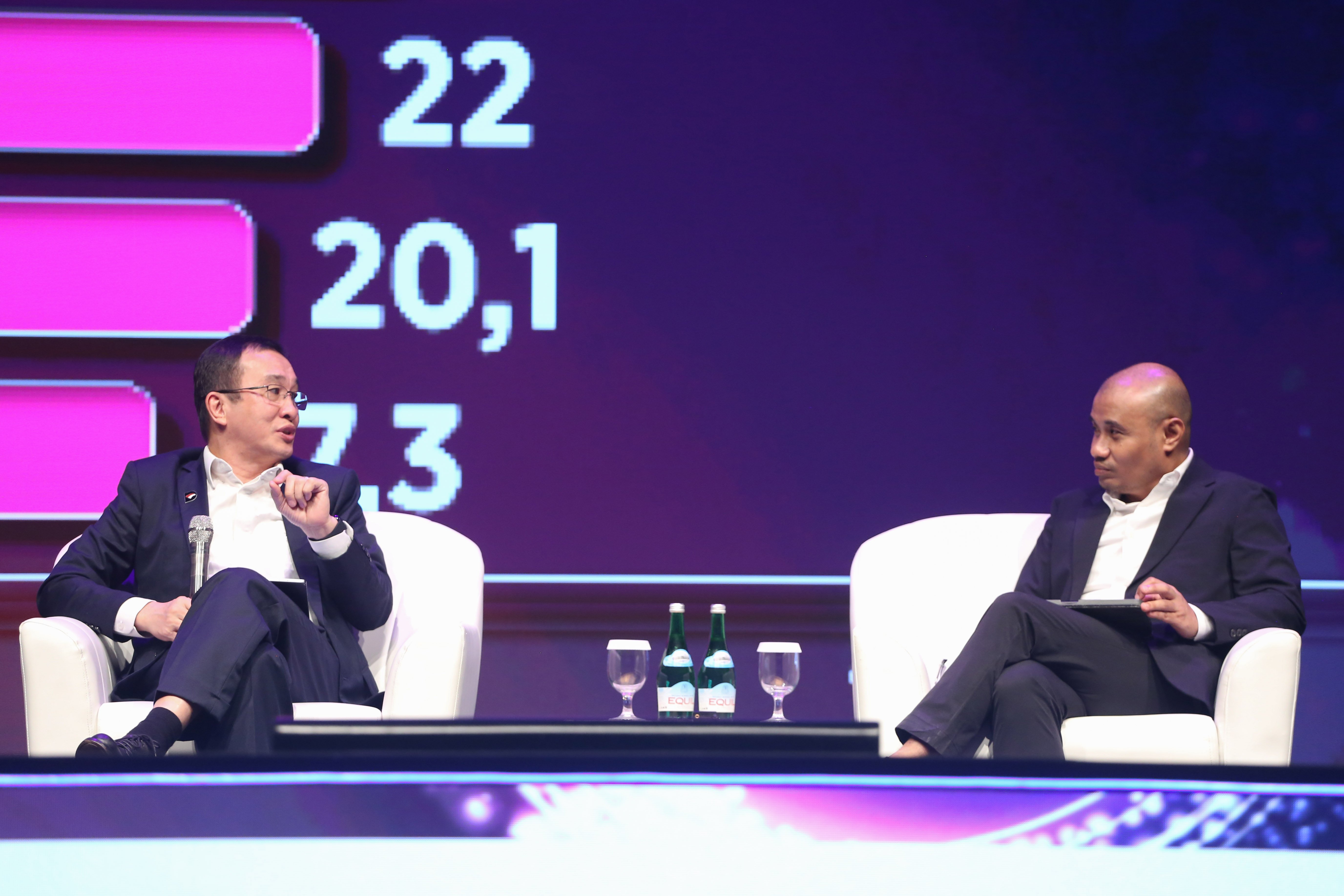 Chief Technology Officer BPI Danantara, Sigit P. Santosa (kiri) bersama Editor In Chief Katadata, Yura Syahrul menyampaikan paparan pada Katadata IDE Future Forum 2026 di Djakarta Theater, Rabu (15/4/2026). Mengusung tema \