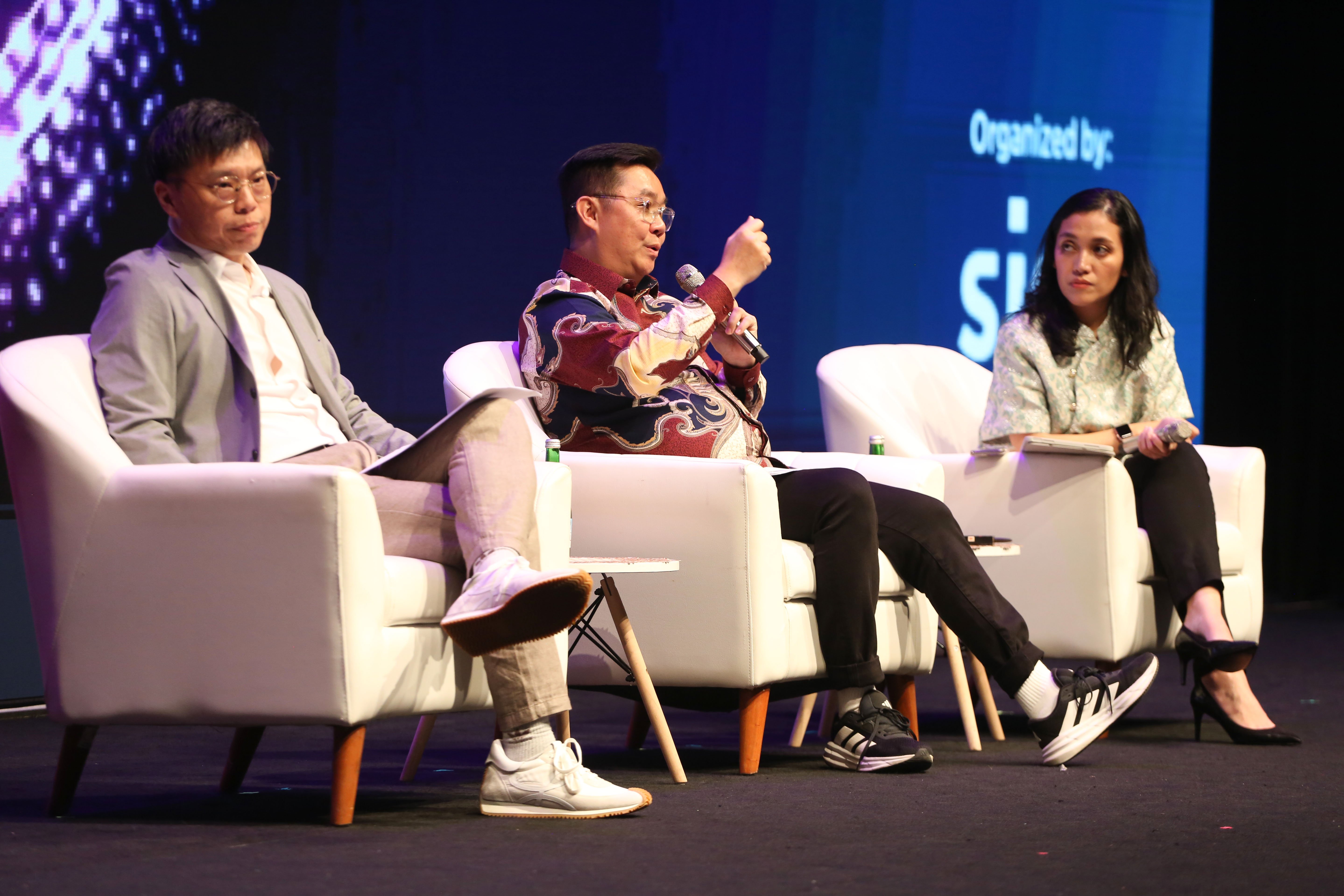 Country Director WhaTap Indonesia Malaysia, Andy Phan (tengah) bersama Regional Lead of BytePlus for Indonesia and Malaysia, Leon Chen (kiri) dan Managing Editor Katadata, Sorta Tobing (kanan) menyampaikan paparan pada Katadata IDE Future Forum 2026 di Djakarta Theater, Rabu (15/4/2026). Mengusung tema \