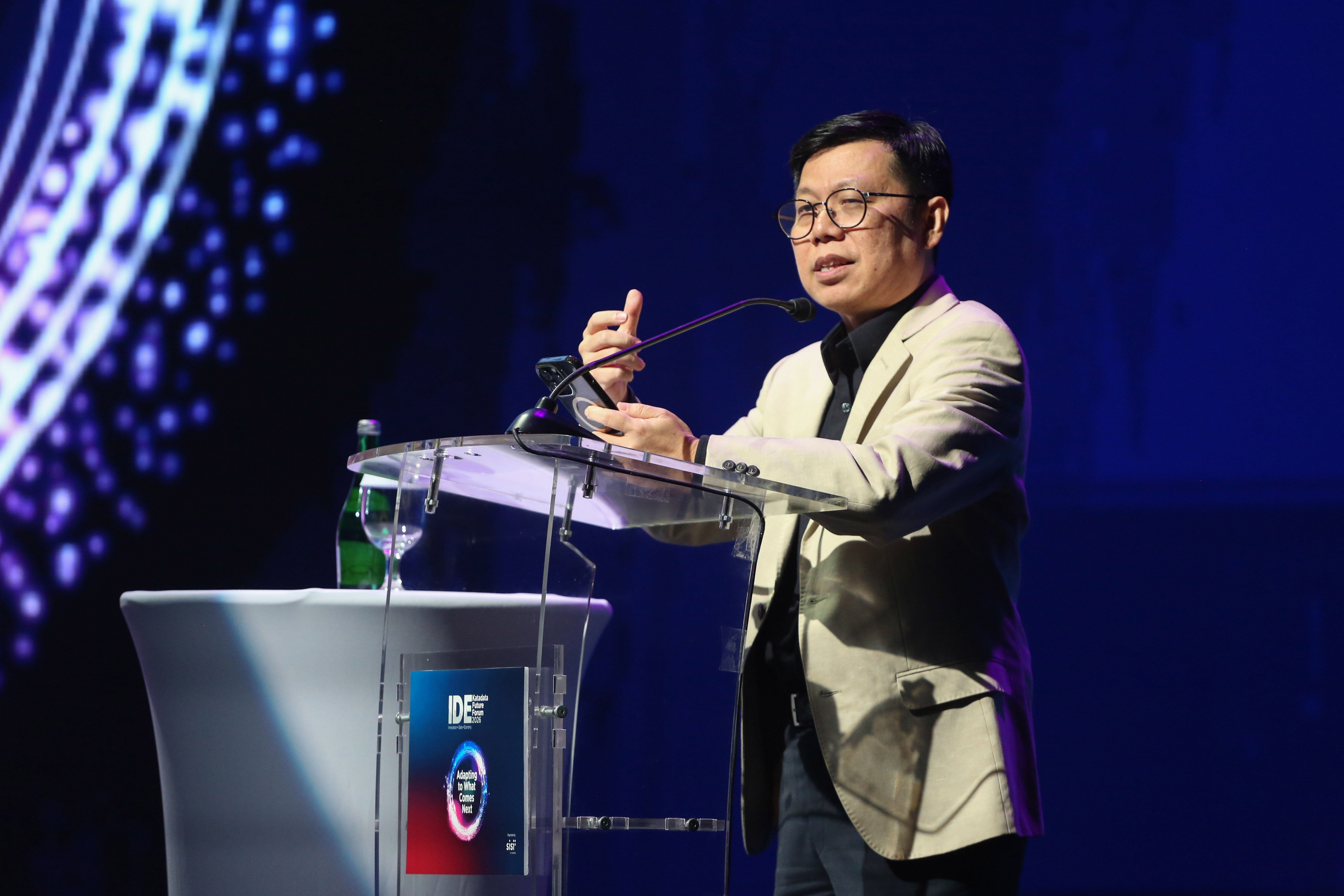 Co-founder & CEO Katadata, Metta Dharmasaputra menyampaikan sambutan pada Katadata IDE Future Forum 2026 di Djakarta Theater, Rabu (15/4/2026). Mengusung tema \