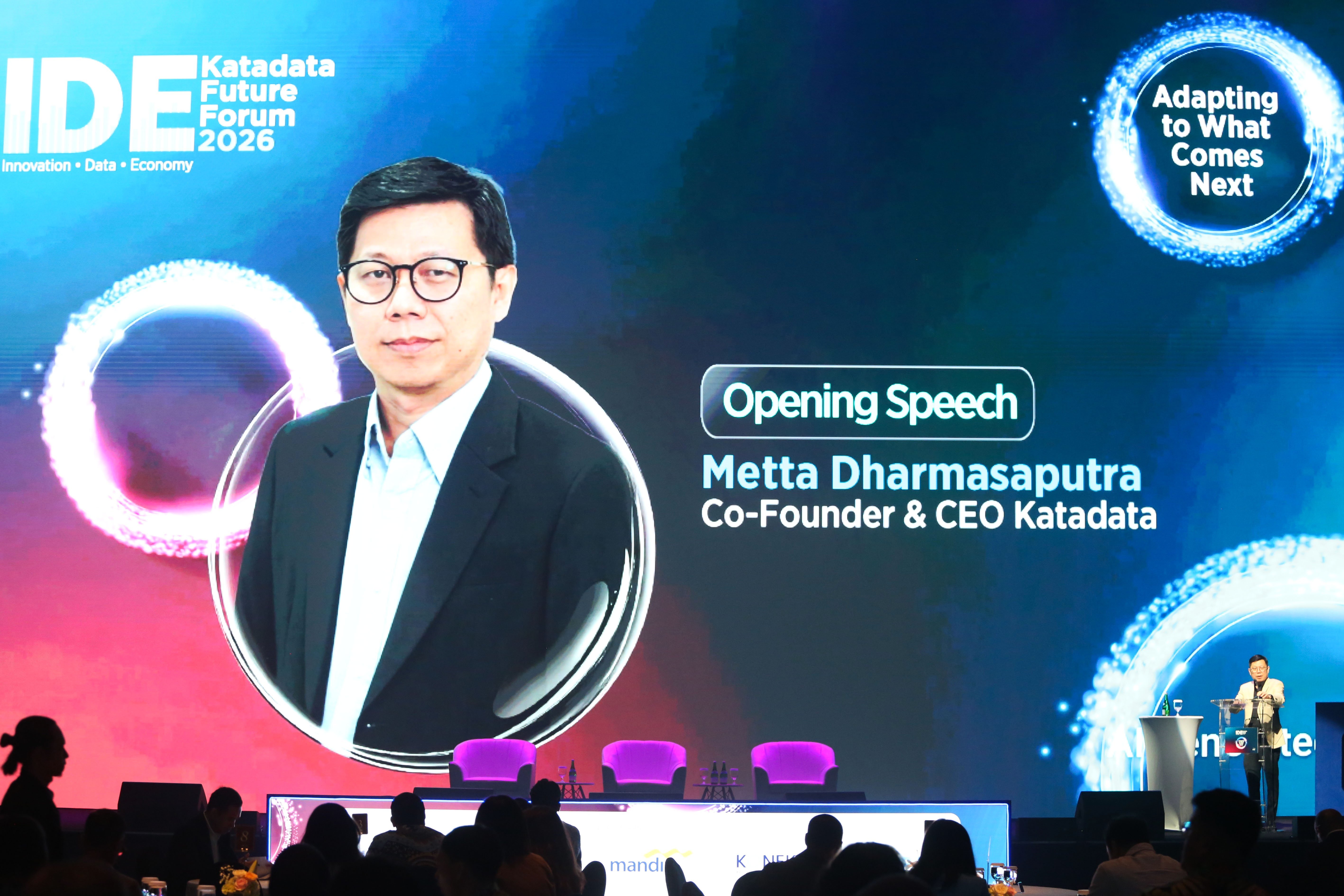 Co-founder & CEO Katadata, Metta Dharmasaputra menyampaikan sambutan pada Katadata IDE Future Forum 2026 di Djakarta Theater, Rabu (15/4/2026). Mengusung tema \