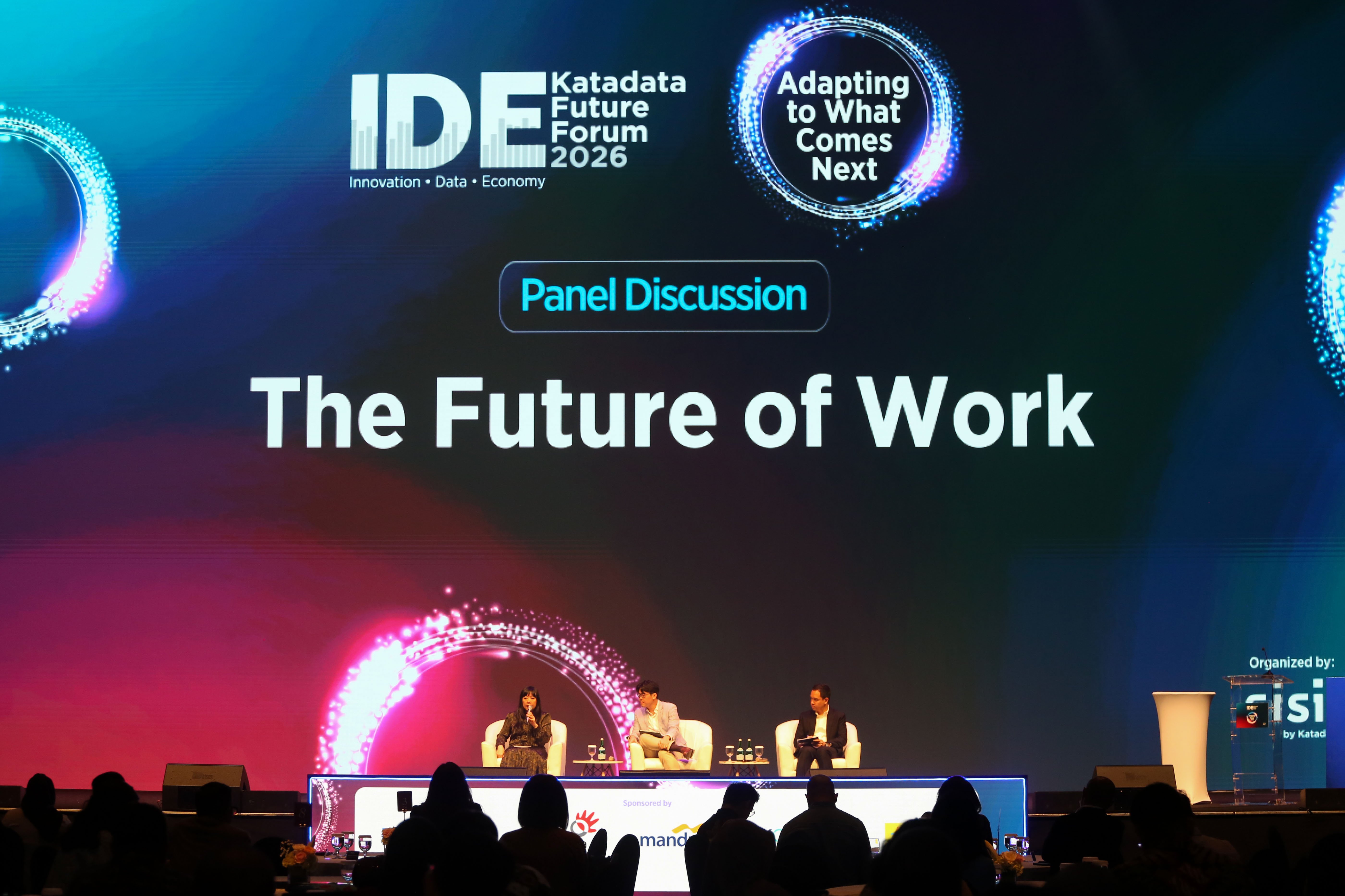 General Manager and Technology Leader IBM ASEAN, Catherine Lian (kiri) bersama Associate Partner McKinsey & Company, Antonius Santoso (tengah) dan Vice President Finance & Business Development Katadata, Ivan Triyogo Priambodo menyampaikan paparan pada Katadata IDE Future Forum 2026 di Djakarta Theater, Rabu (15/4/2026). Mengusung tema \