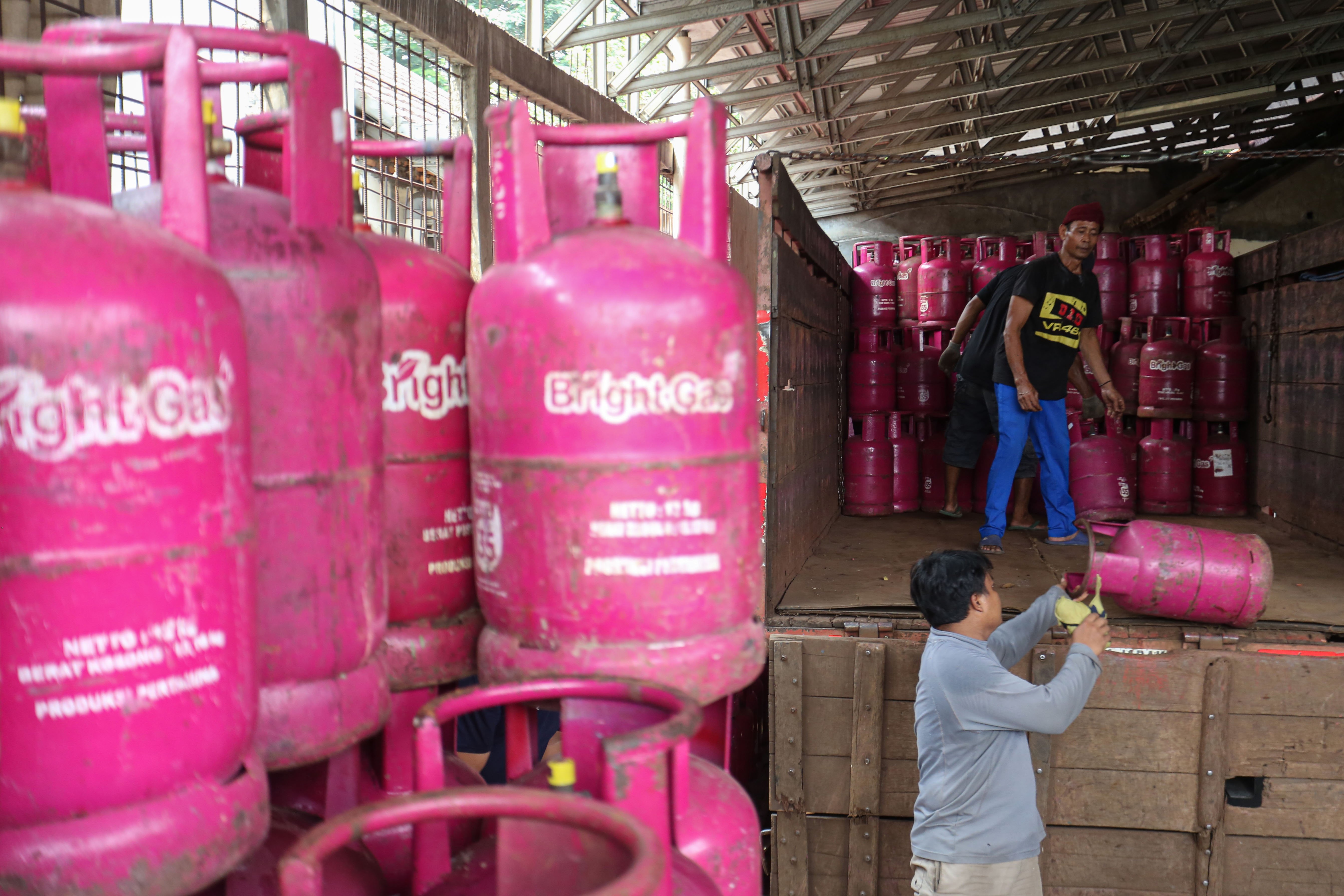 Pekerja membongkar muat tabung gas elpiji 12 kilogram di distributor gas nonsubsidi di kawasan Pasar Rebo, Jakarta Timur, Senin (20/4/2026). PT Pertamina Patra Niaga menaikkan harga Liquefied Petroleum Gas (LPG) nonsubsidi ukuran 5,5 kg dari Rp 90 ribu menjadi Rp 107 ribu per tabung dan LPG ukuran 12 kg dari Rp 192 ribu per tabung menjadi Rp 228 ribu per tabung.