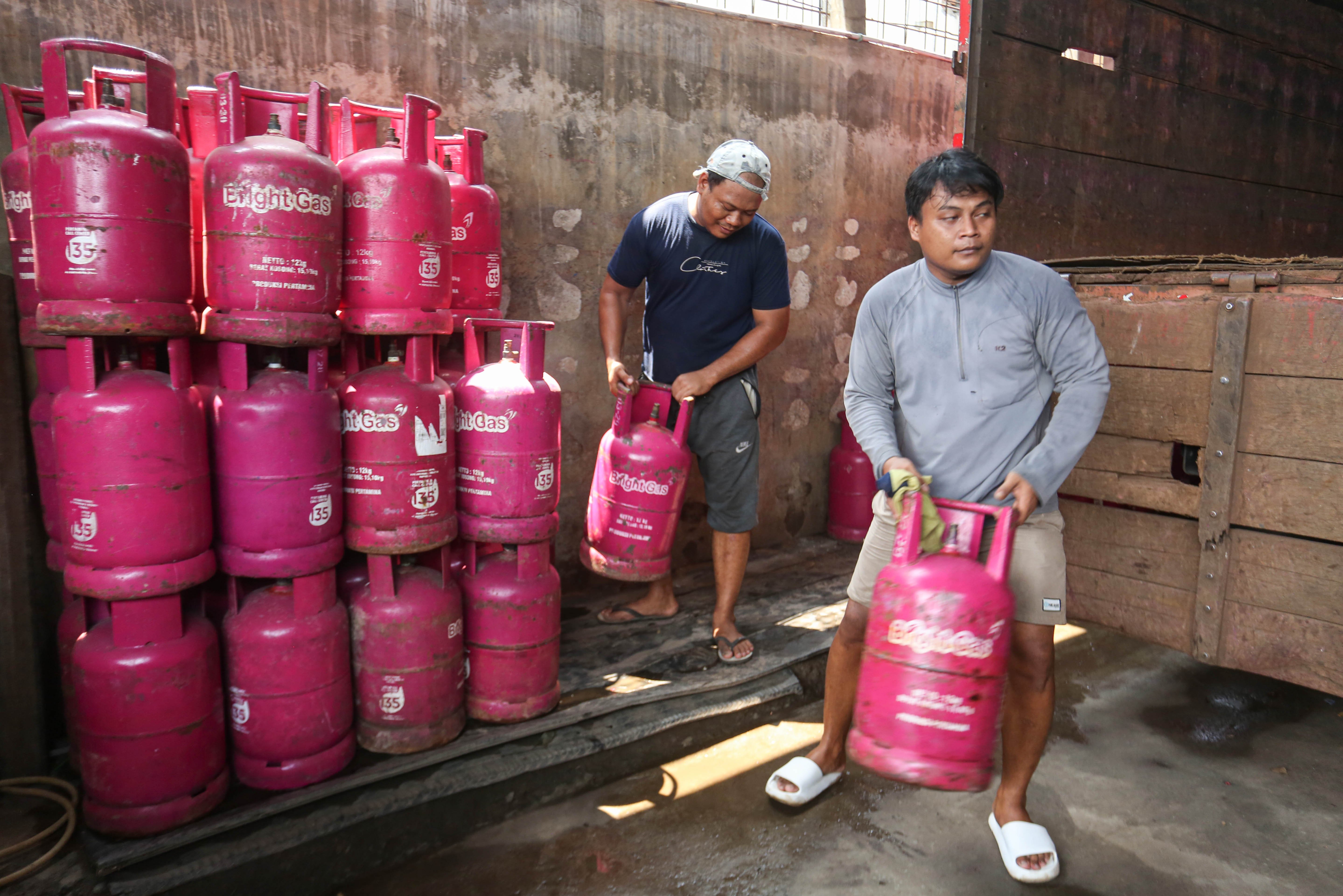 Pekerja membongkar muat tabung gas elpiji 12 kilogram di distributor gas nonsubsidi di kawasan Pasar Rebo, Jakarta Timur, Senin (20/4/2026). PT Pertamina Patra Niaga menaikkan harga Liquefied Petroleum Gas (LPG) nonsubsidi ukuran 5,5 kg dari Rp 90 ribu menjadi Rp 107 ribu per tabung dan LPG ukuran 12 kg dari Rp 192 ribu per tabung menjadi Rp 228 ribu per tabung.