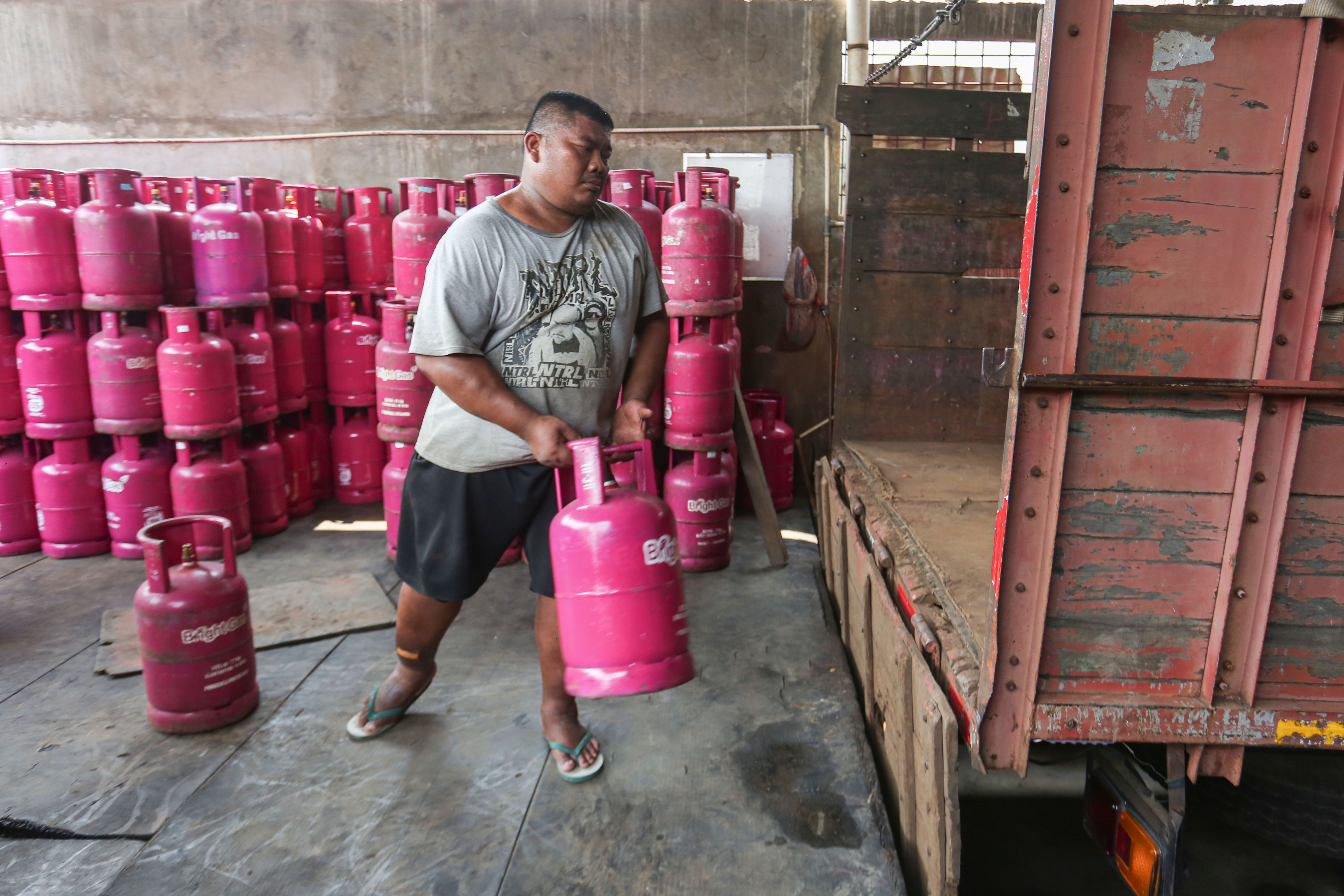 Pekerja membongkar muat tabung gas elpiji 12 kilogram di distributor gas nonsubsidi di kawasan Pasar Rebo, Jakarta Timur, Senin (20/4/2026). PT Pertamina Patra Niaga menaikkan harga Liquefied Petroleum Gas (LPG) nonsubsidi ukuran 5,5 kg dari Rp 90 ribu menjadi Rp 107 ribu per tabung dan LPG ukuran 12 kg dari Rp 192 ribu per tabung menjadi Rp 228 ribu per tabung.