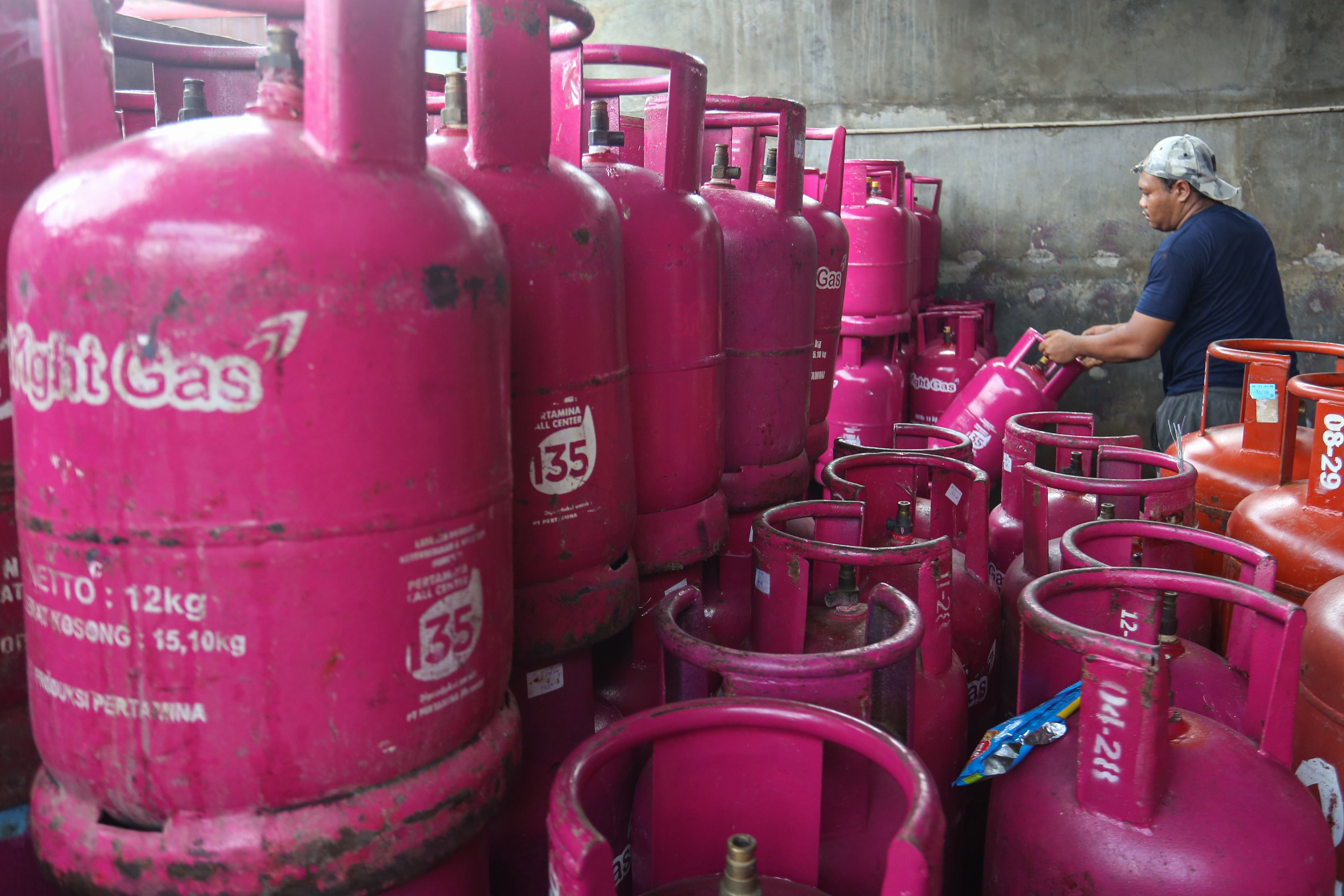 Pekerja membongkar muat tabung gas elpiji 12 kilogram di distributor gas nonsubsidi di kawasan Pasar Rebo, Jakarta Timur, Senin (20/4/2026). PT Pertamina Patra Niaga menaikkan harga Liquefied Petroleum Gas (LPG) nonsubsidi ukuran 5,5 kg dari Rp 90 ribu menjadi Rp 107 ribu per tabung dan LPG ukuran 12 kg dari Rp 192 ribu per tabung menjadi Rp 228 ribu per tabung.
