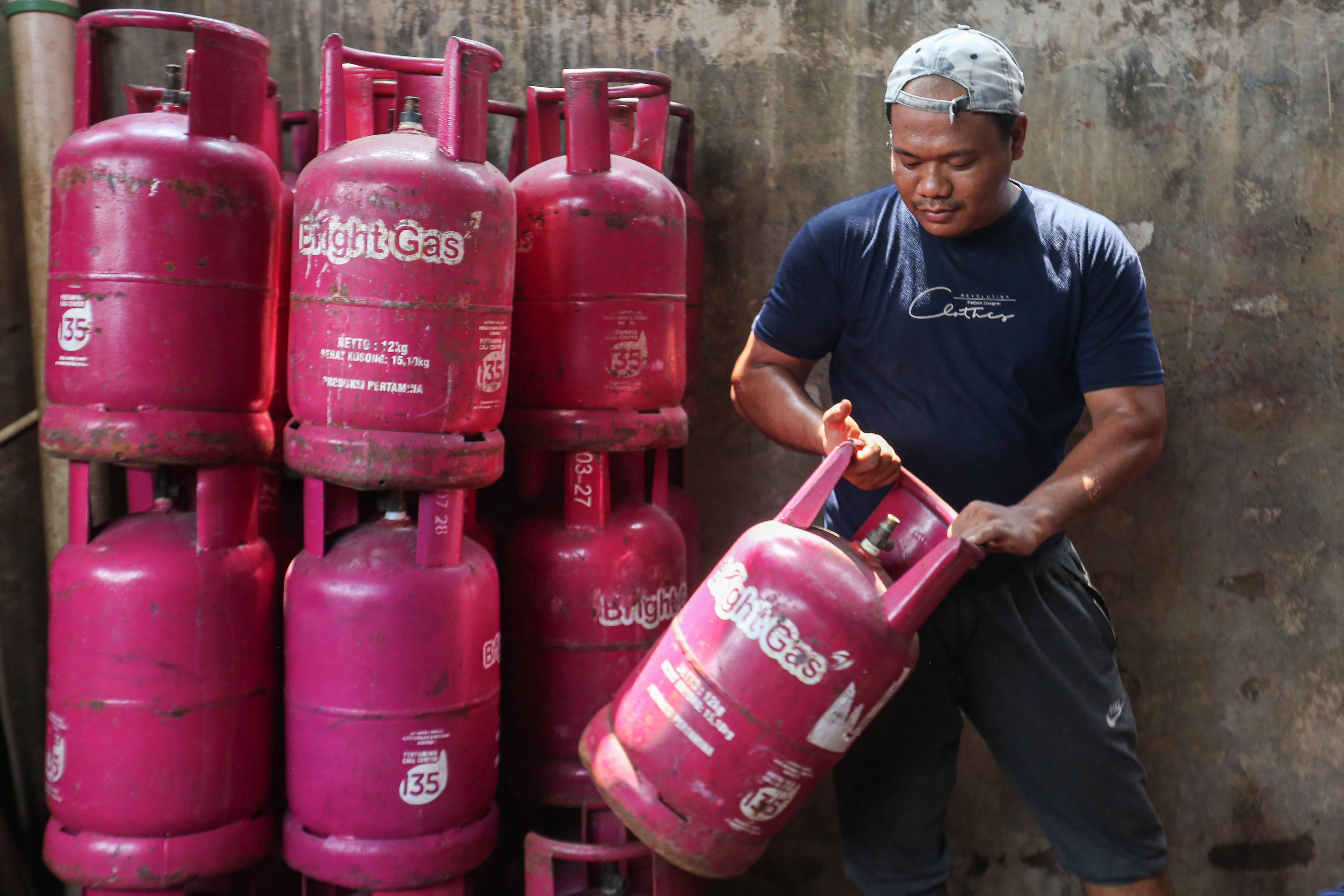 Pekerja membongkar muat tabung gas elpiji 12 kilogram di distributor gas nonsubsidi di kawasan Pasar Rebo, Jakarta Timur, Senin (20/4/2026). PT Pertamina Patra Niaga menaikkan harga Liquefied Petroleum Gas (LPG) nonsubsidi ukuran 5,5 kg dari Rp 90 ribu menjadi Rp 107 ribu per tabung dan LPG ukuran 12 kg dari Rp 192 ribu per tabung menjadi Rp 228 ribu per tabung.