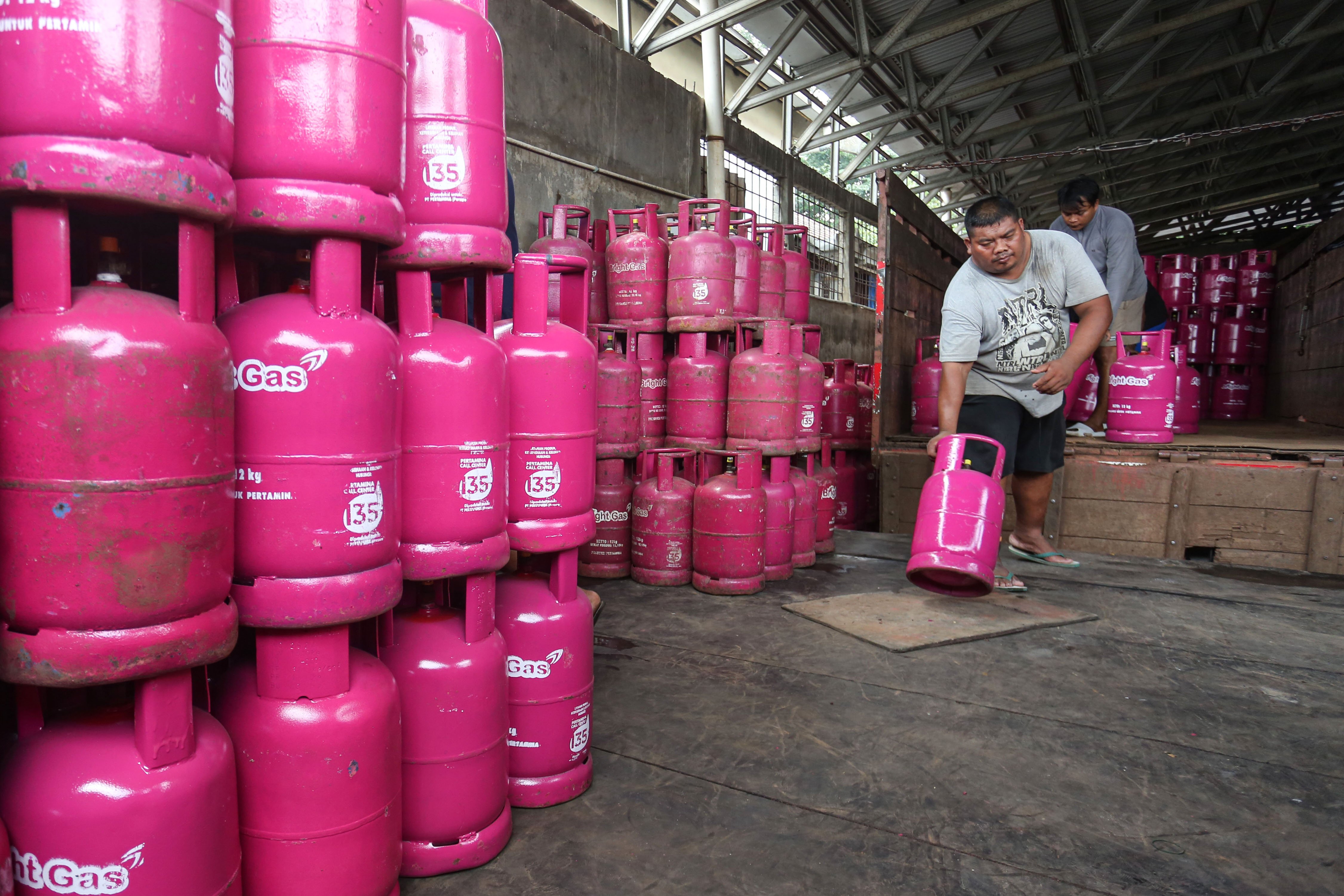 Pekerja membongkar muat tabung gas elpiji 12 kilogram di distributor gas nonsubsidi di kawasan Pasar Rebo, Jakarta Timur, Senin (20/4/2026). PT Pertamina Patra Niaga menaikkan harga Liquefied Petroleum Gas (LPG) nonsubsidi ukuran 5,5 kg dari Rp 90 ribu menjadi Rp 107 ribu per tabung dan LPG ukuran 12 kg dari Rp 192 ribu per tabung menjadi Rp 228 ribu per tabung.