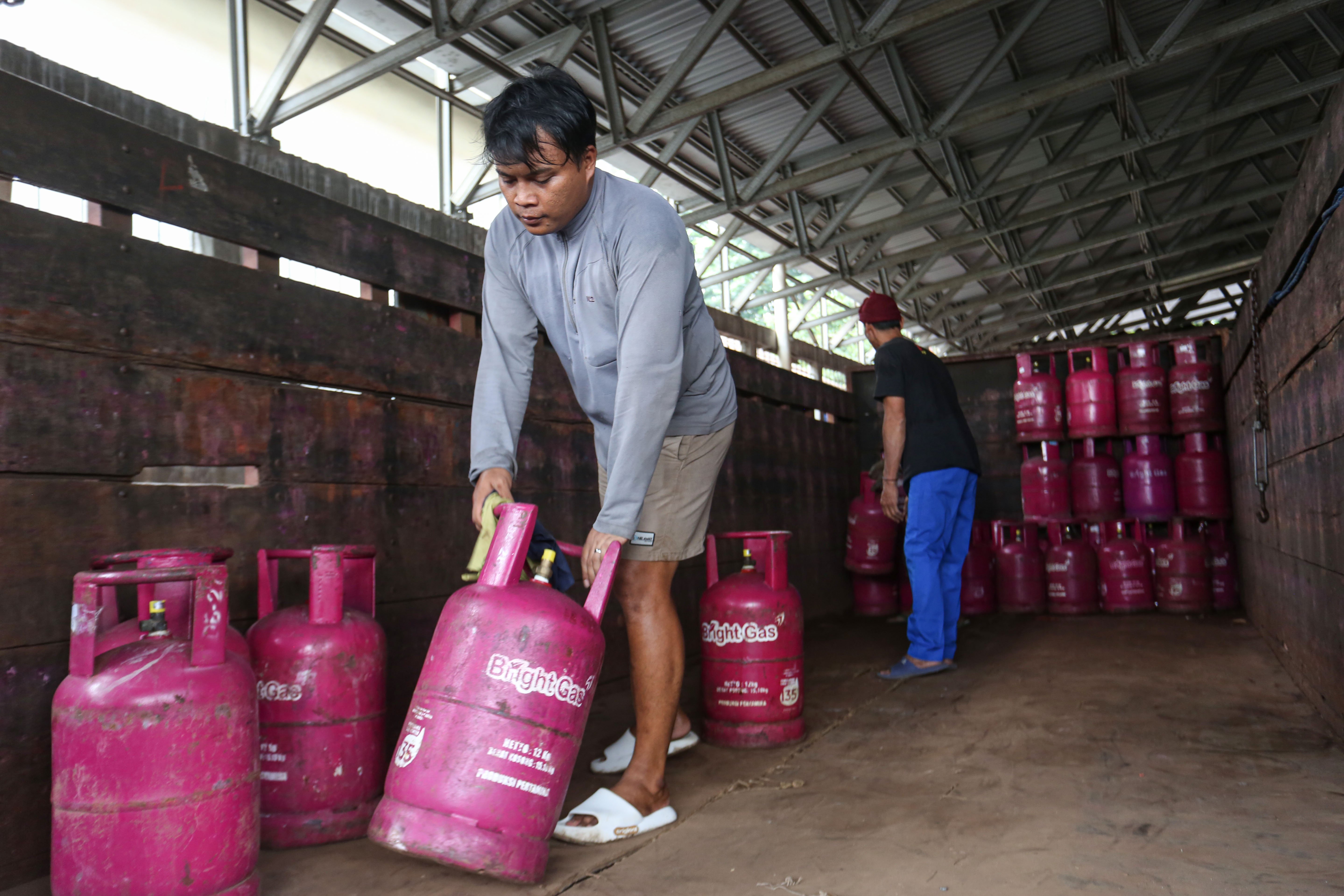 Pekerja membongkar muat tabung gas elpiji 12 kilogram di distributor gas nonsubsidi di kawasan Pasar Rebo, Jakarta Timur, Senin (20/4/2026). PT Pertamina Patra Niaga menaikkan harga Liquefied Petroleum Gas (LPG) nonsubsidi ukuran 5,5 kg dari Rp 90 ribu menjadi Rp 107 ribu per tabung dan LPG ukuran 12 kg dari Rp 192 ribu per tabung menjadi Rp 228 ribu per tabung.